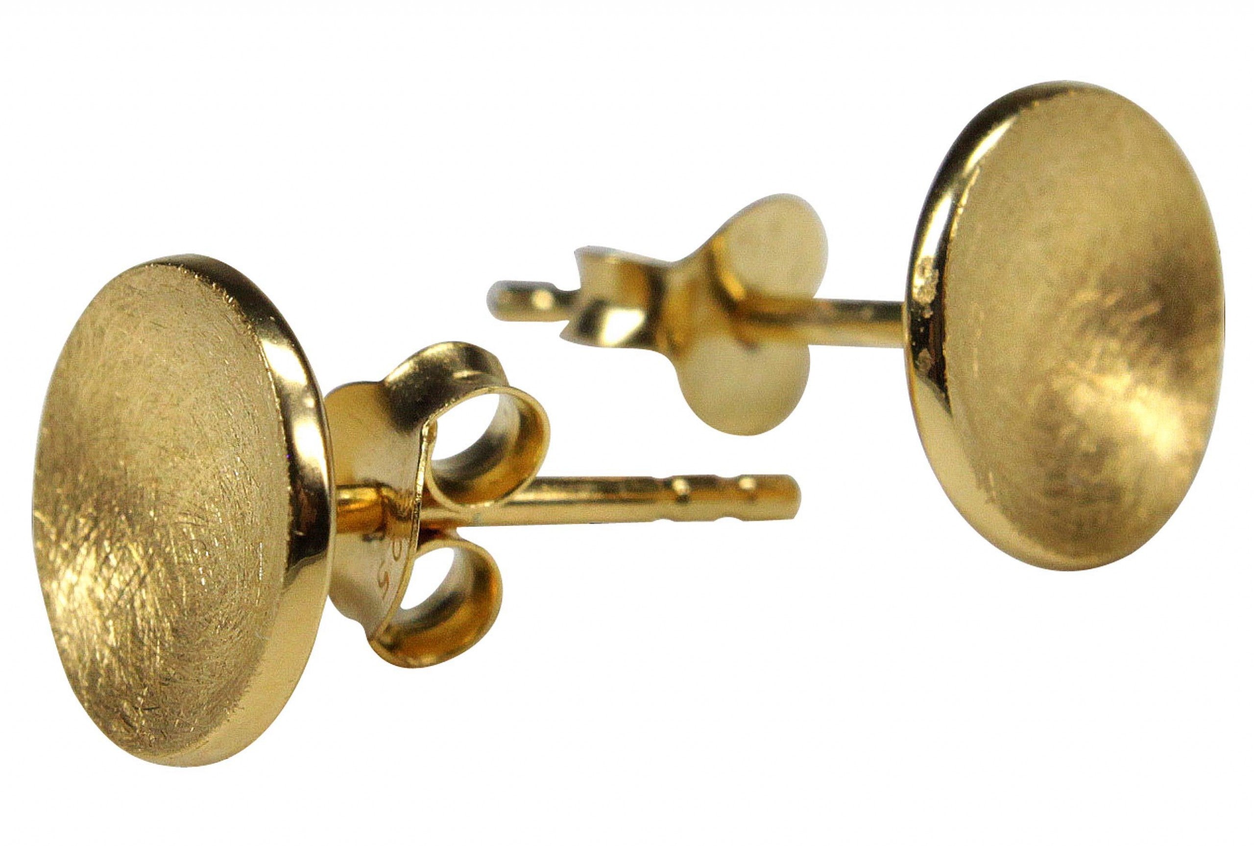 Ohrstecker für Damen in Form eines konkaven Kreises. Die Ohrringe bestehen aus Silber und die Oberfläche ist vergoldet.