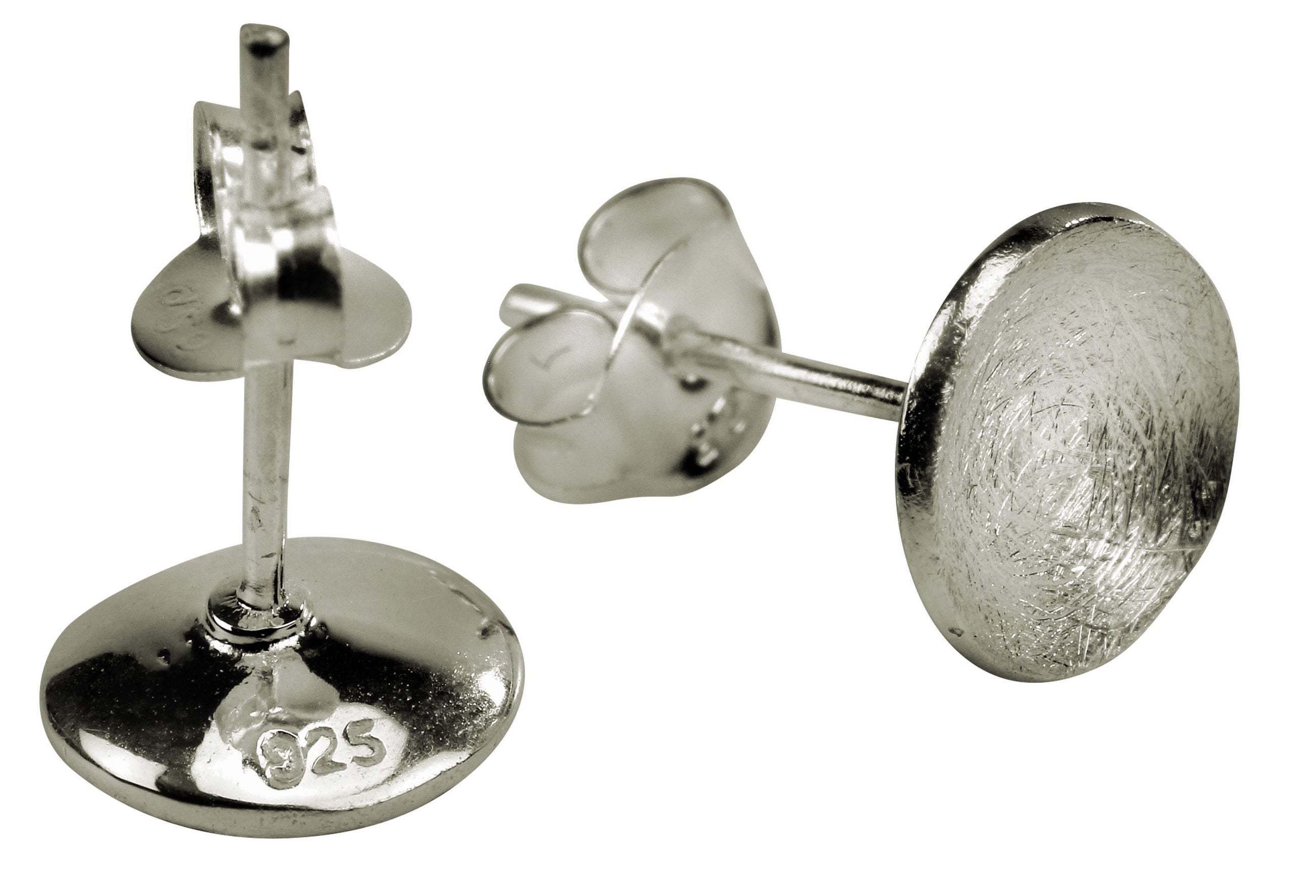 Ein Paar Ohrstecker aus Silber für Damen in Form einer konkav gewölbten Schale mit gebürsteter Oberfläche.