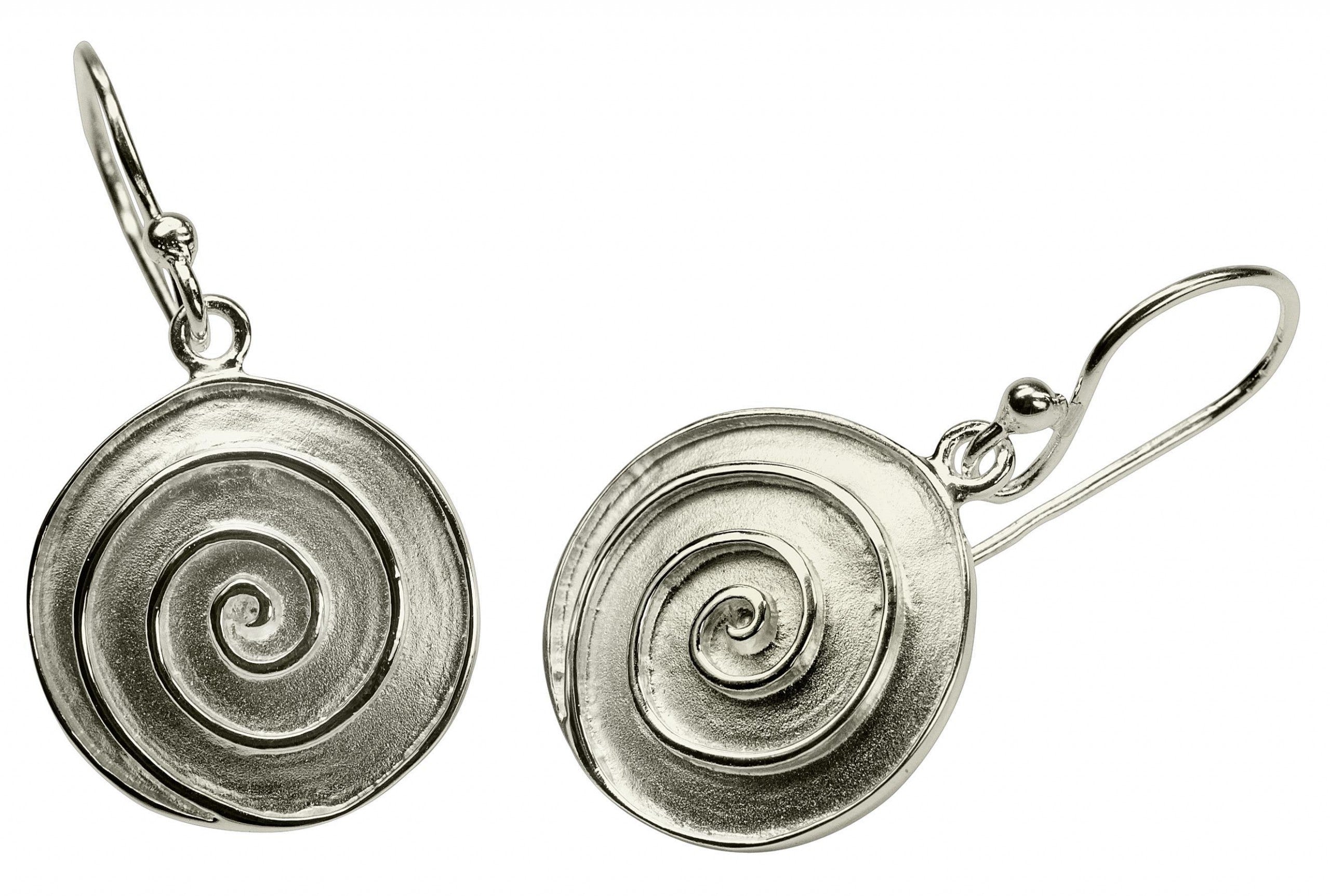 Ohrhänger für Damen aus Silber mit einem Spiralmuster, deren Oberfläche einen mattiert-glänzenden Kontrast bildet.