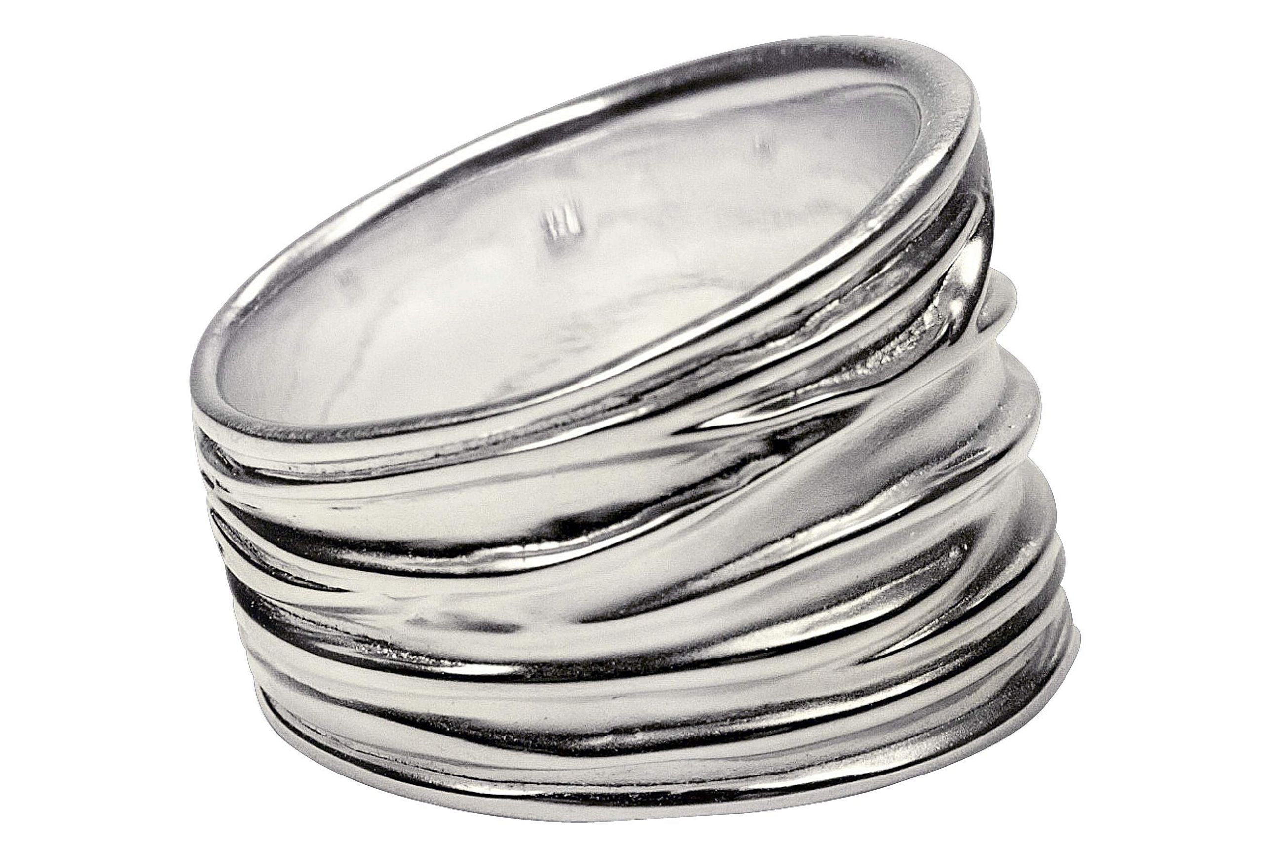 Ein Silberring für Damen mit einer gefalteten Wellenstruktur als Oberfläche, wobei sich die Ringschiene nach unten hin verjüngt.