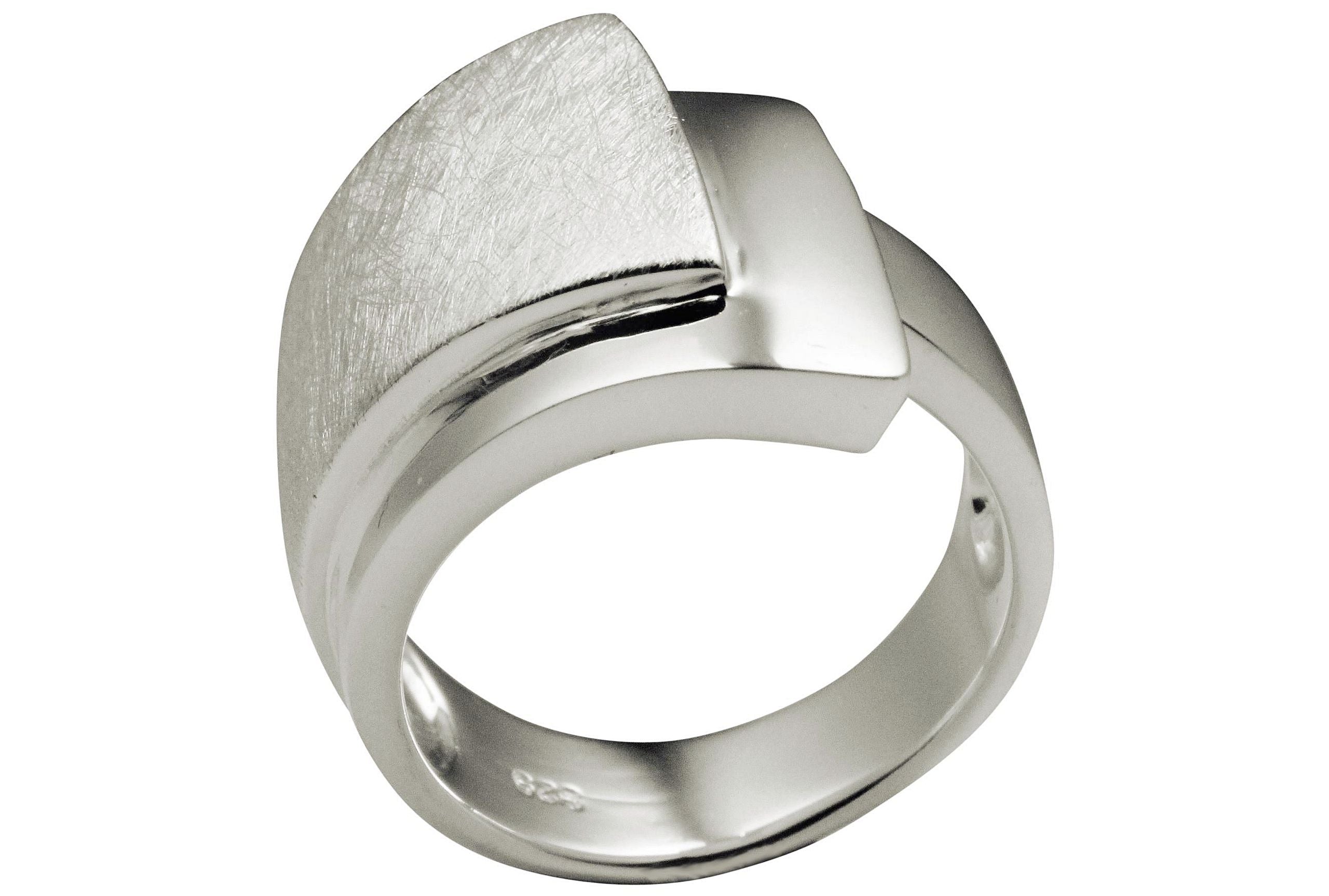 Ein Bandring aus Silber für Damen, bei dem ein oberer gebürsteter Ring mit einem unteren glänzenden Ring zu einem Schmuckstück verschmilzt.
