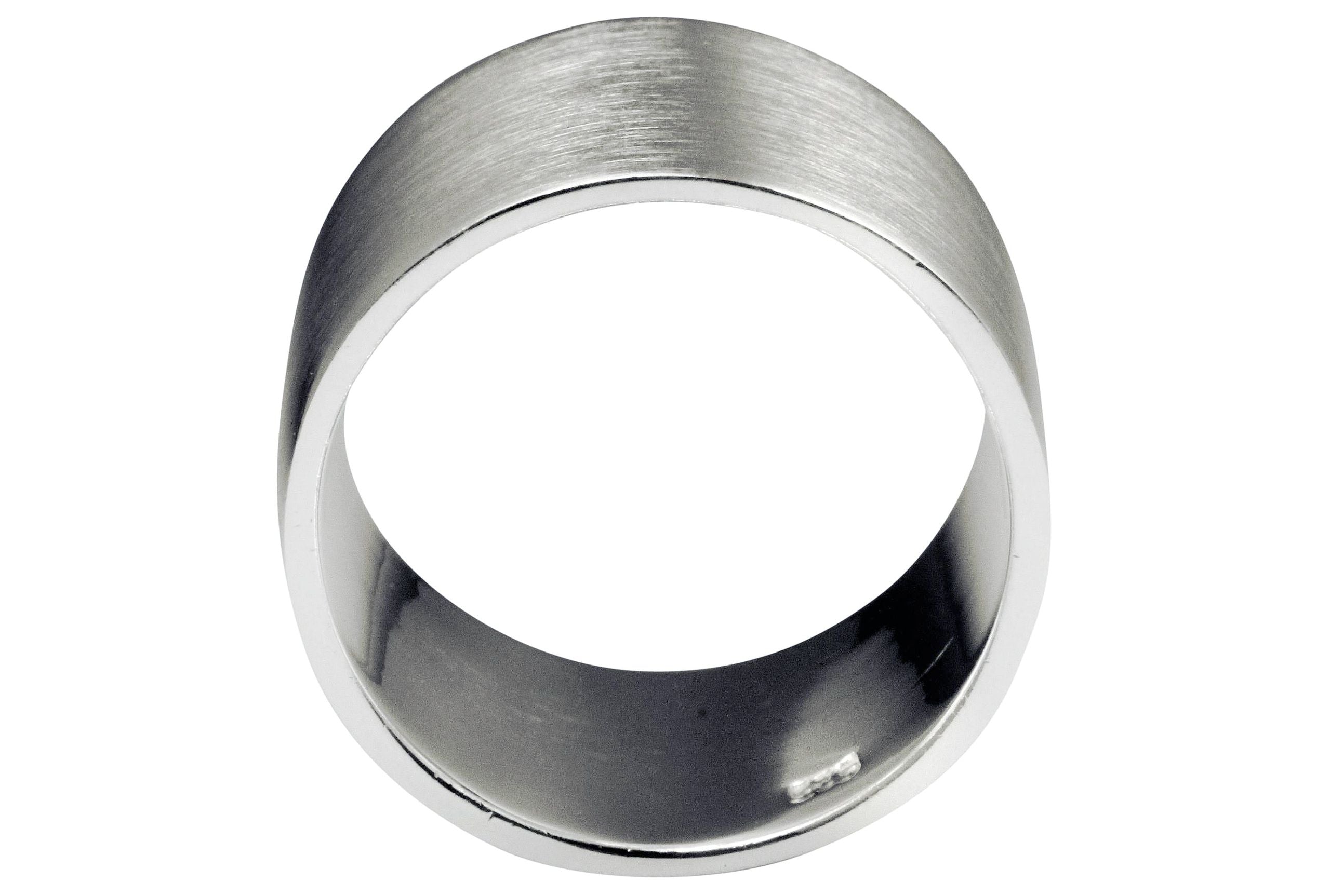 Ein klassicher Bandring aus Silber für Damen und Herren in den Größen 64 bis 74 mit breiter Ringschiene und mattierter Oberfläche