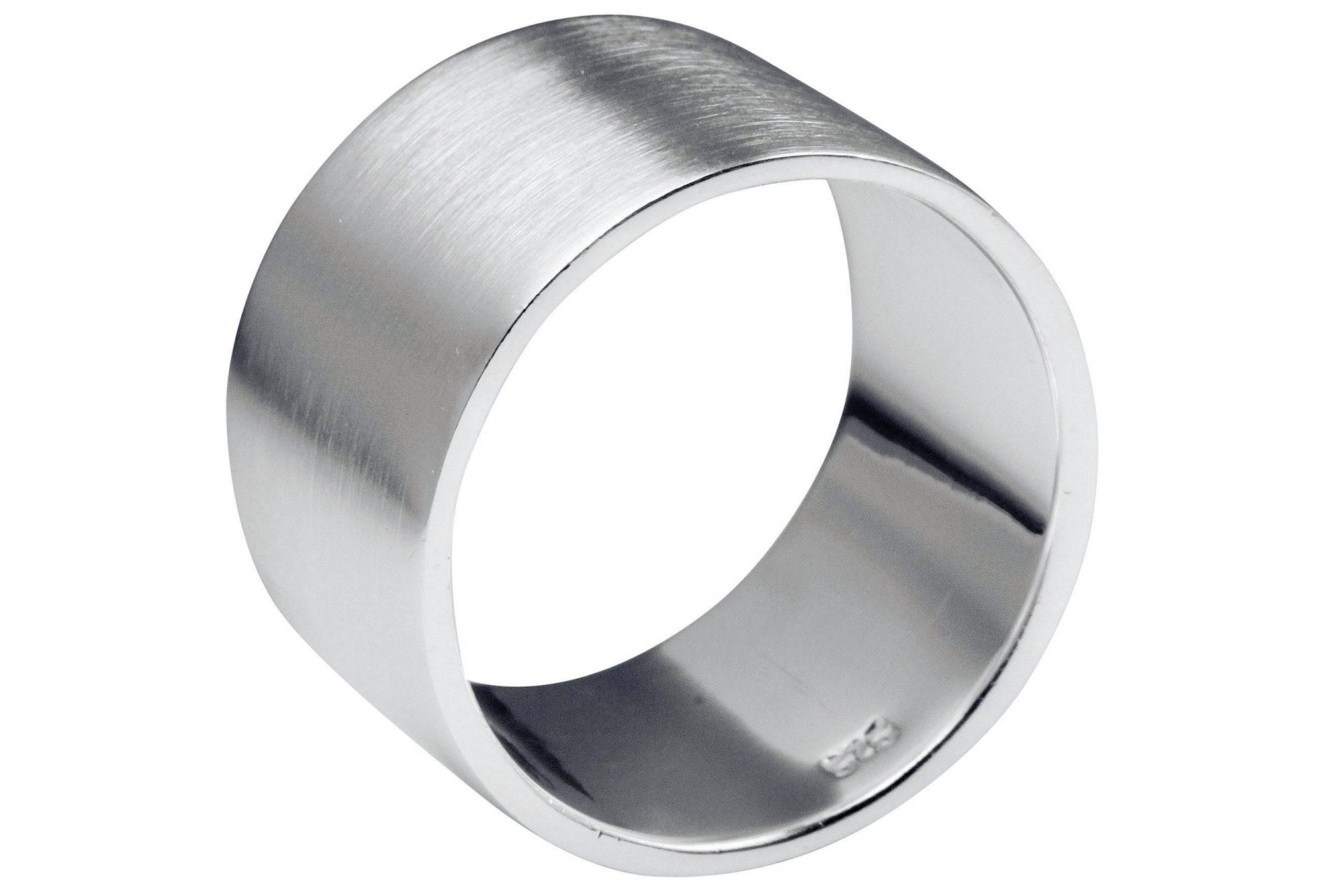 Ein klassicher Bandring aus Silber für Damen und Herren mit breiter Ringschiene und mattierter Oberfläche.