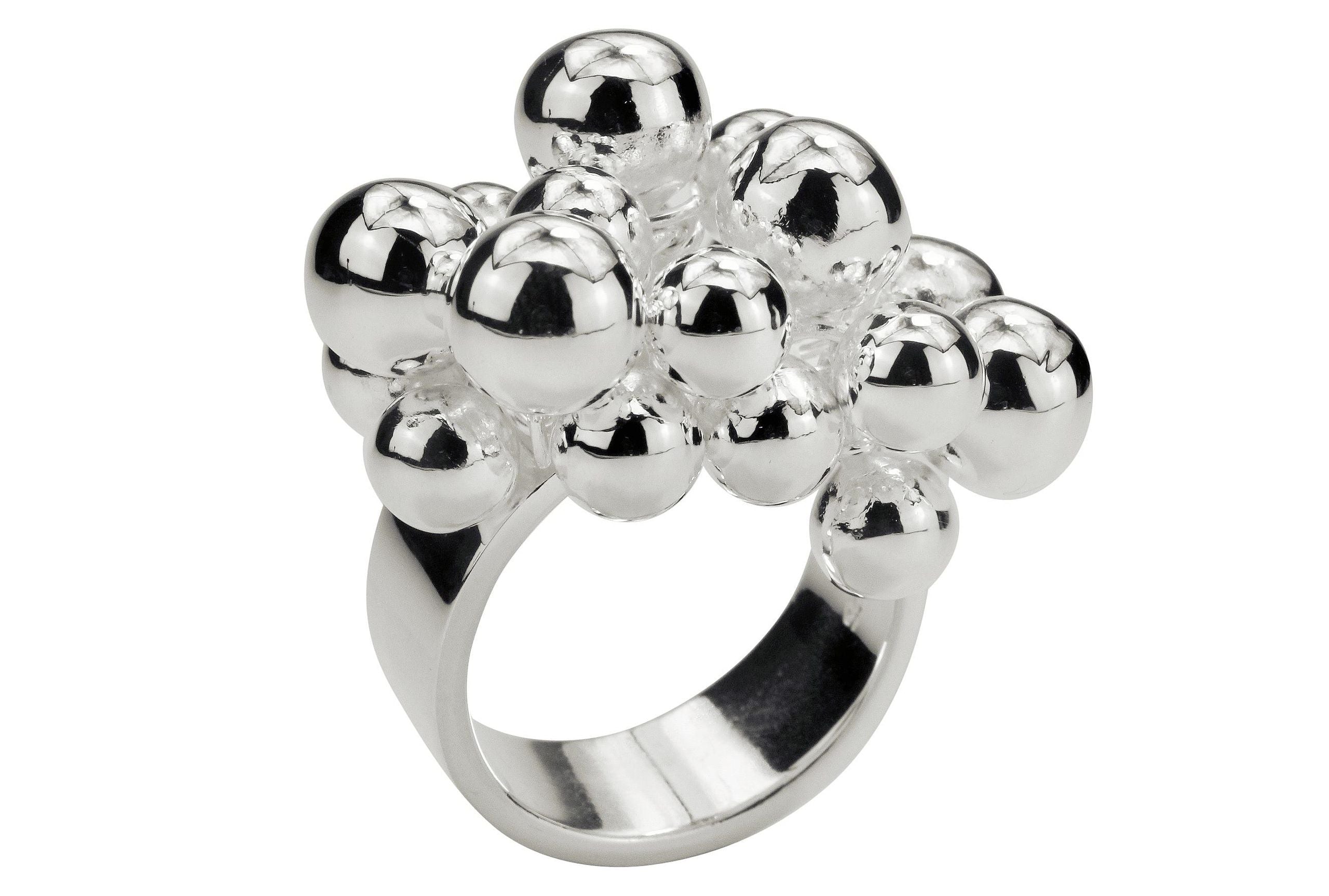 Ein opulenter Designring mit großen dekorativen Kugeln aus Silber für Damen.