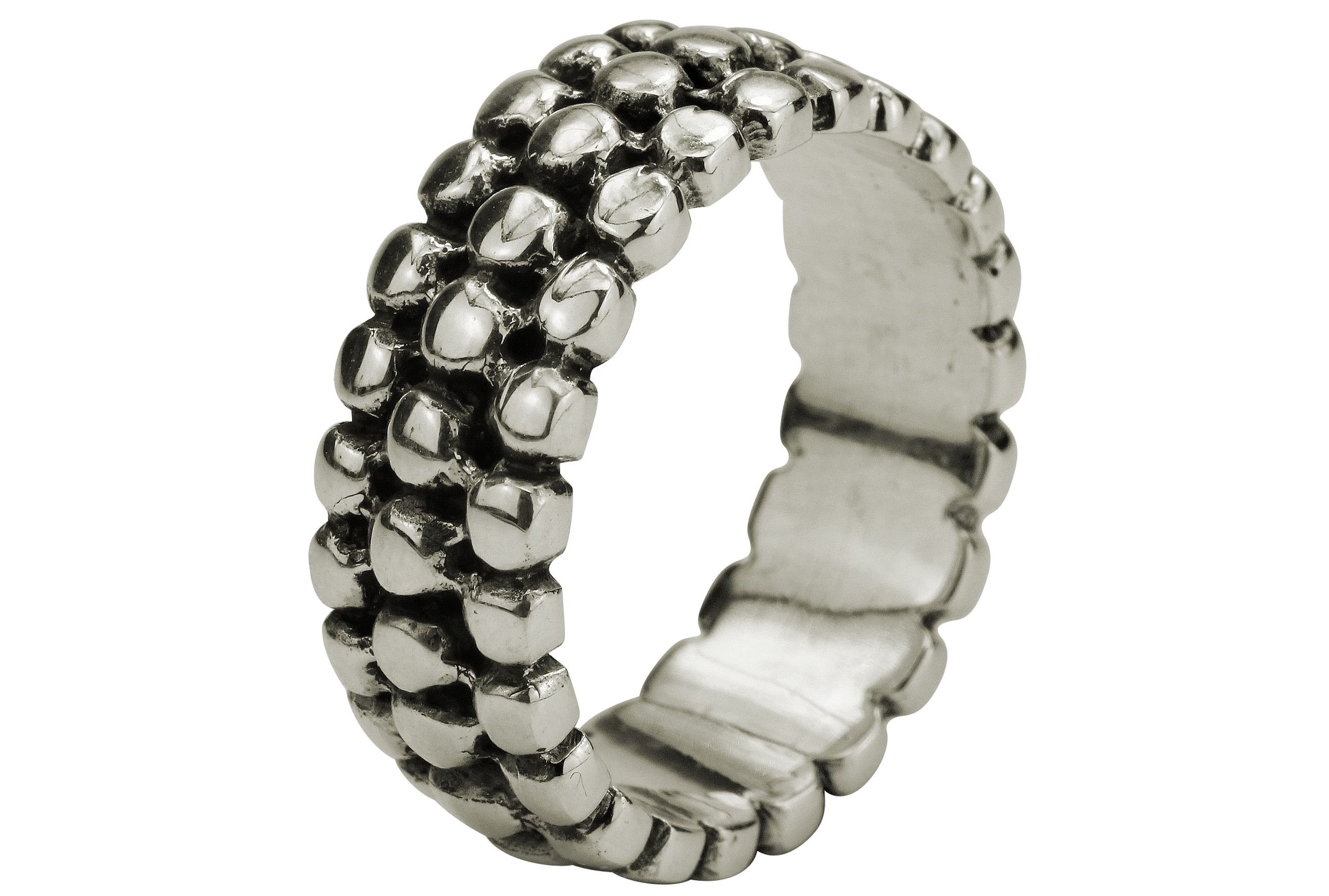 Ein rustikaler Damenring in großen Größen aus Silber im Design eines struktrierten Rings mit Punkten.