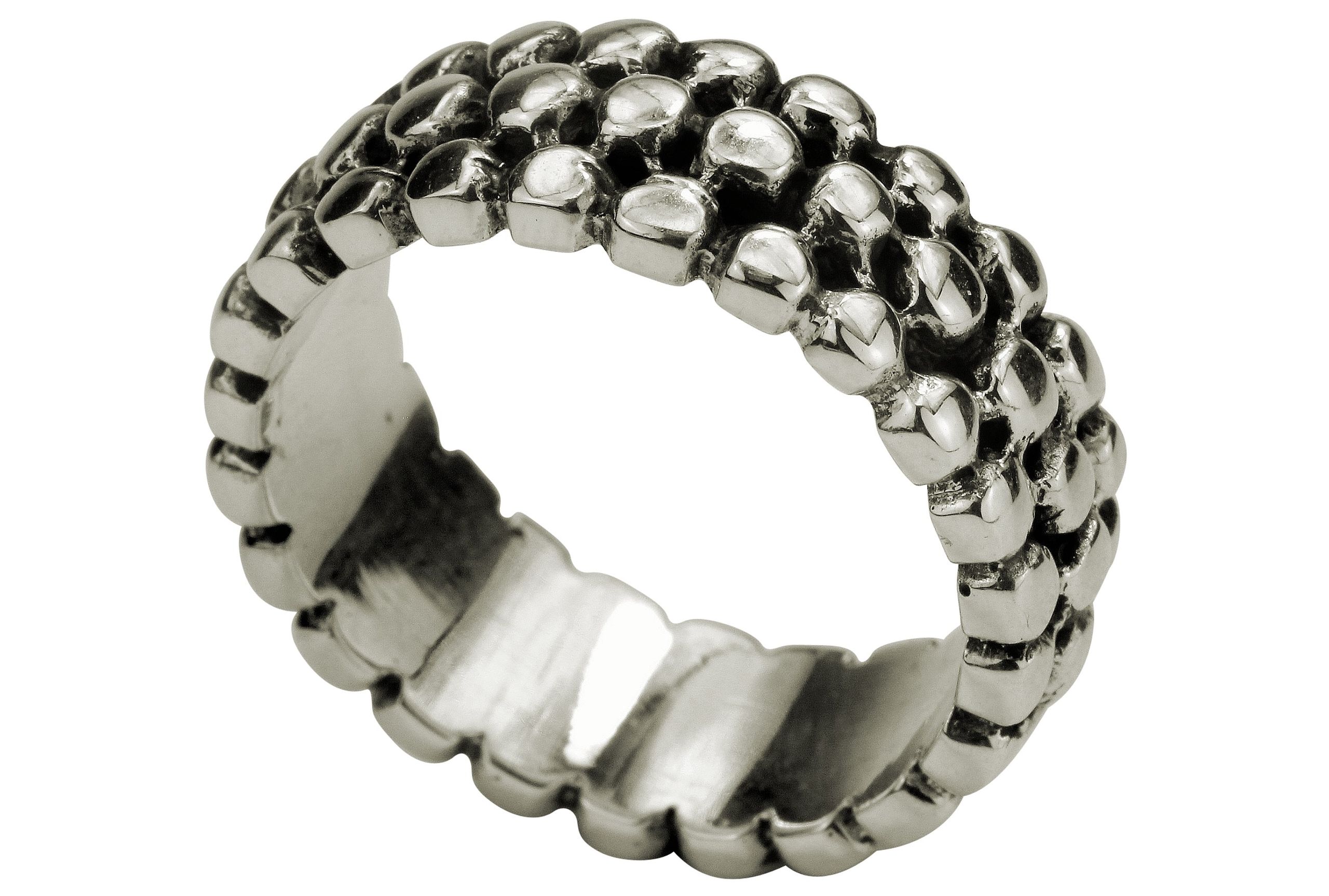 Ein rustikaler Damenring in großen Größen aus Silber im Design eines struktrierten Rings mit Punkten.