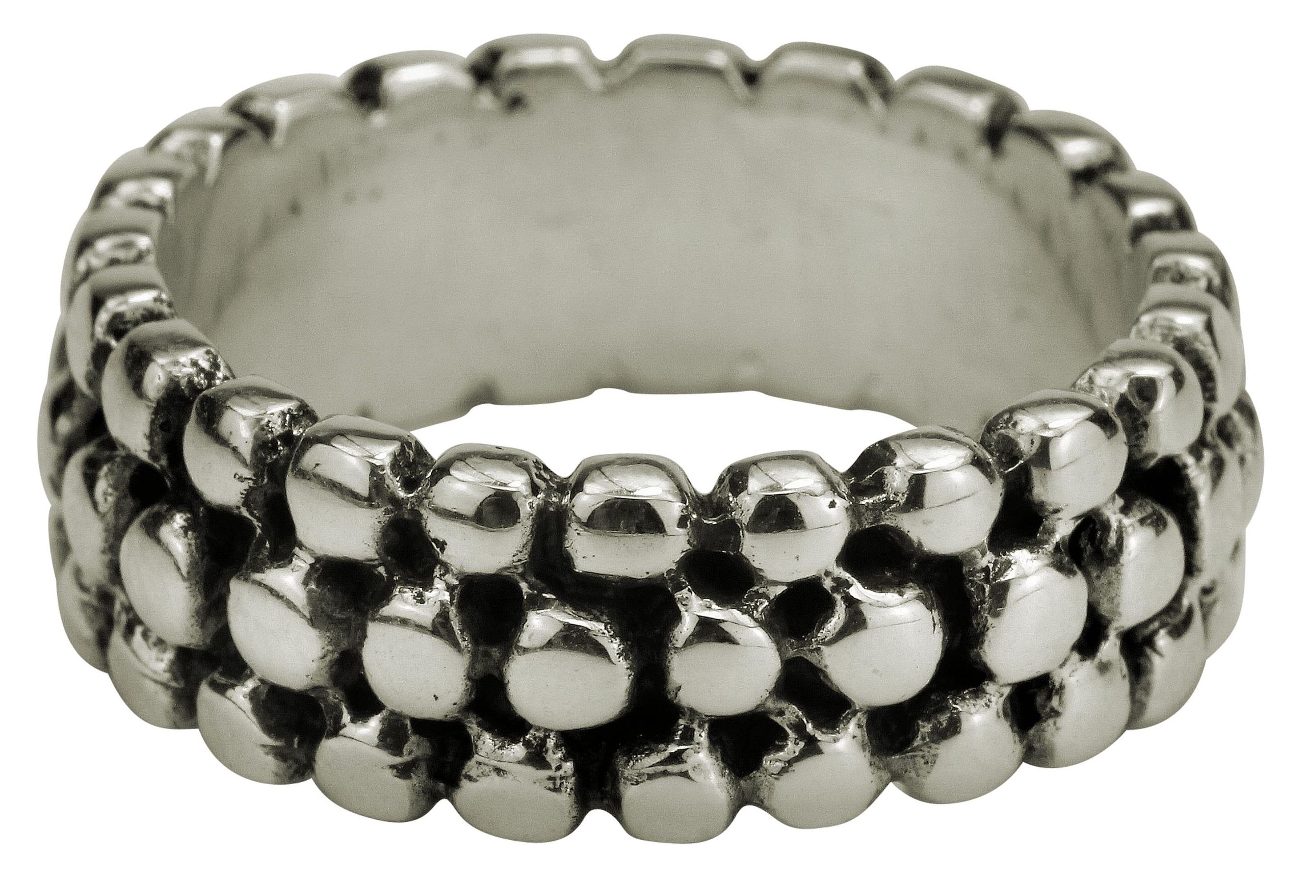 Ein rustikaler Damenring in großen Größen aus Silber im Design eines struktrierten Rings mit Punkten.