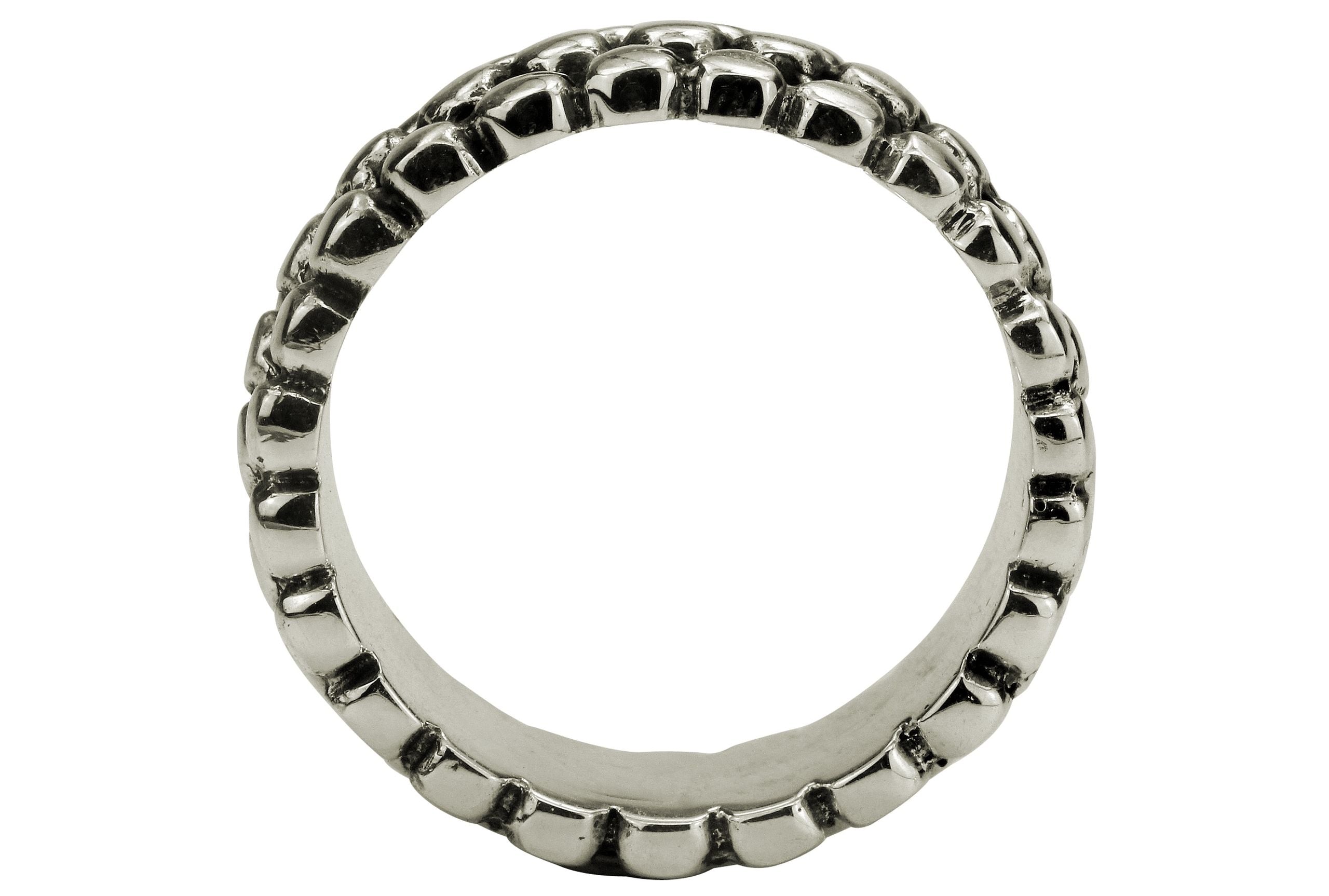 Ein rustikaler Damenring aus Silber im Design eines struktrierten Rings mit Punkten.