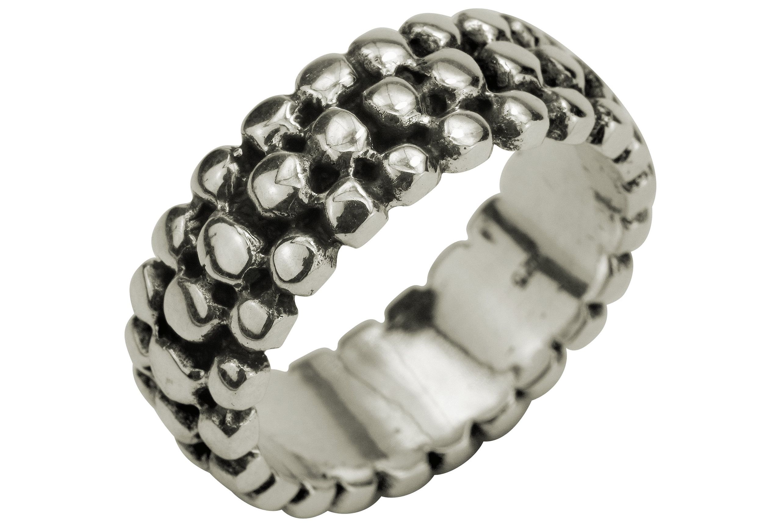 Ein rustikaler Damenring in großen Größen aus Silber im Design eines struktrierten Rings mit Punkten.