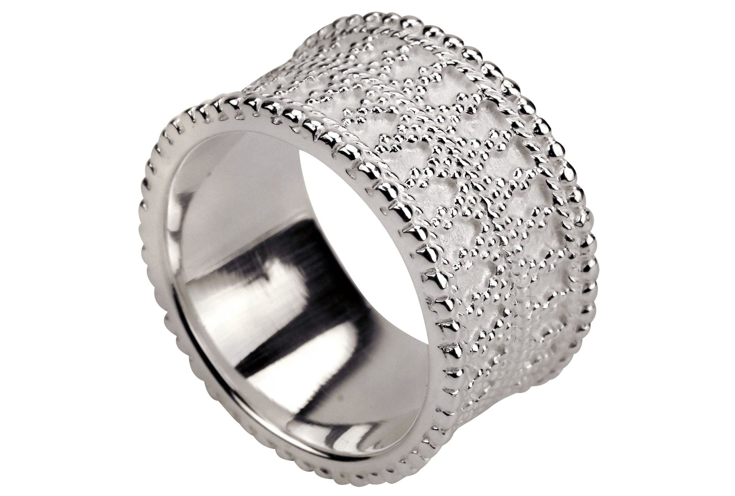 Ein Damenring mit einem fein gepunkteten Ornament-Band aus Silber für Damen.