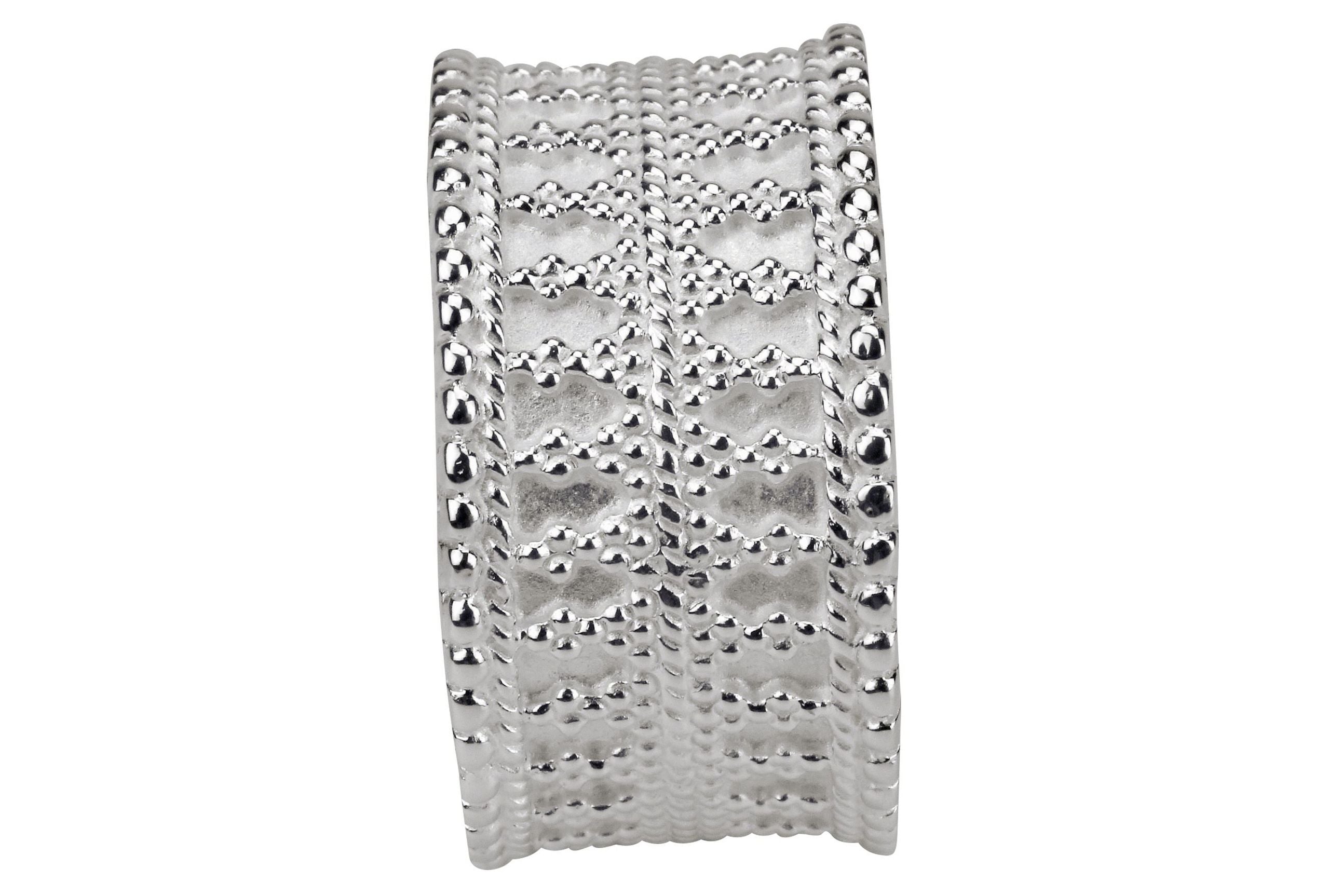 Ein Damenring mit einem fein gepunkteten Ornament-Band aus Silber für Damen.