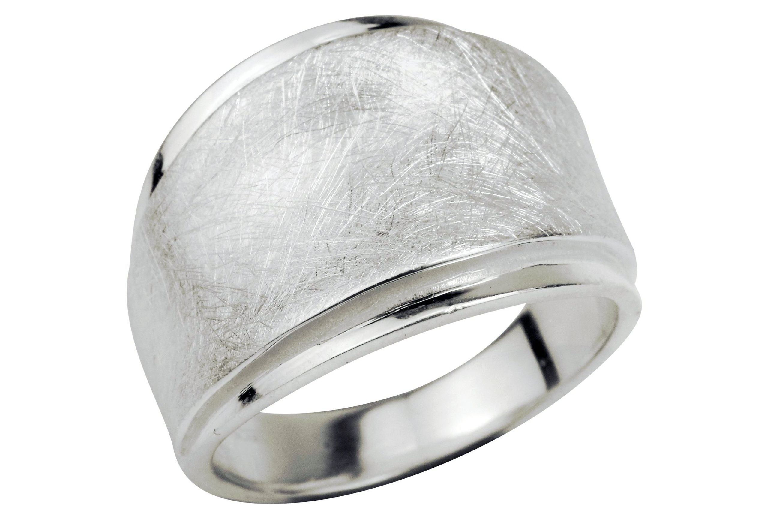 Ein Design Bandring aus Silber, bei dem ein mattierter und ein glänzender Ring gestuft übereinander liegen.