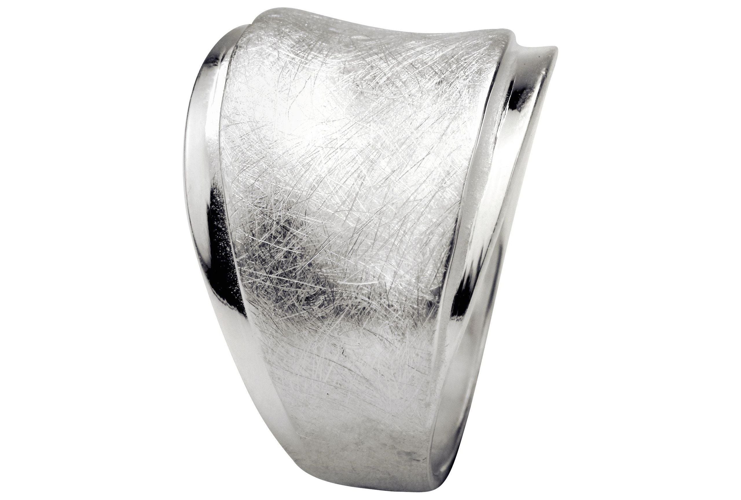 Ein Design Bandring aus Silber, bei dem ein mattierter und ein glänzender Ring gestuft übereinander liegen.