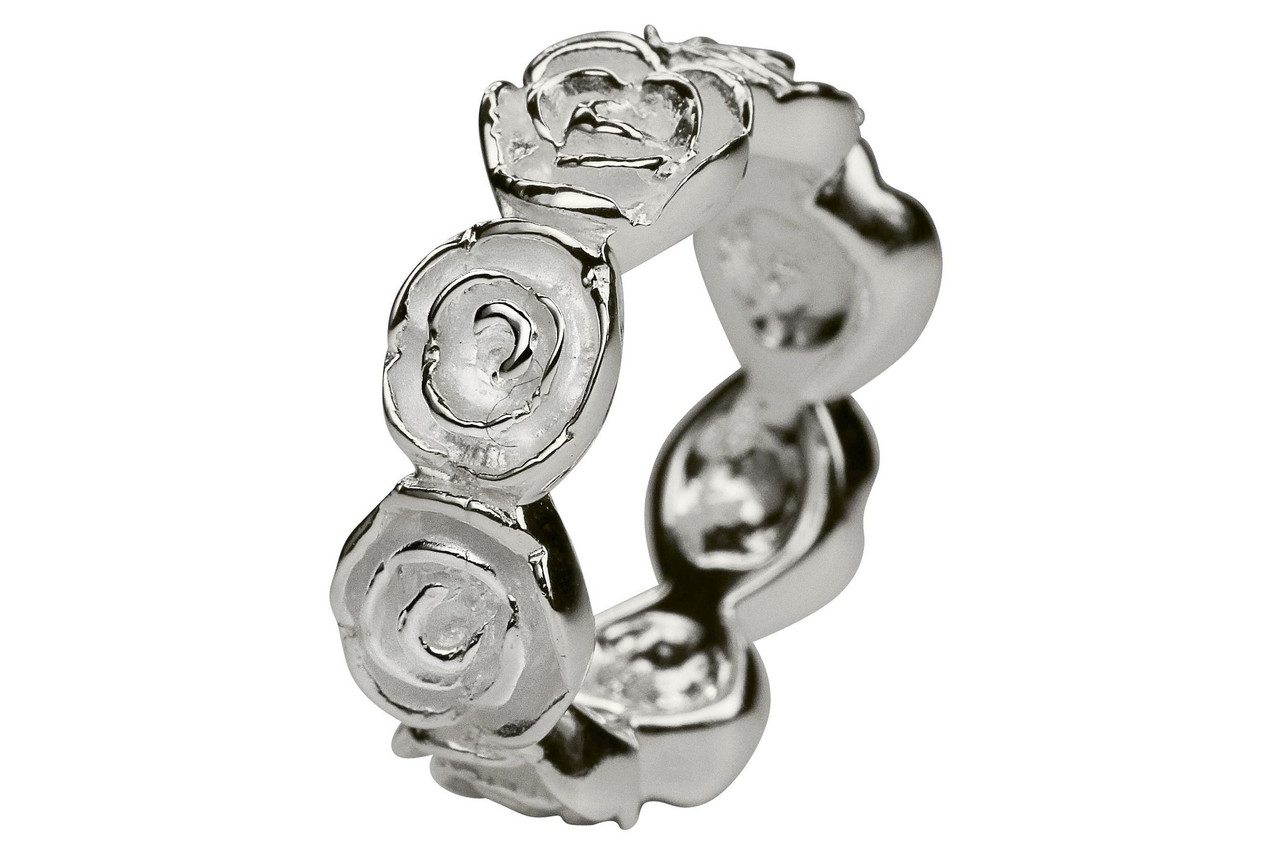 Rosenring aus Silber für Damen mit fein modellierten Blütenblättern. Die Oberfläche innerhalb der Blütenblätter ist matt und außen glänzend.