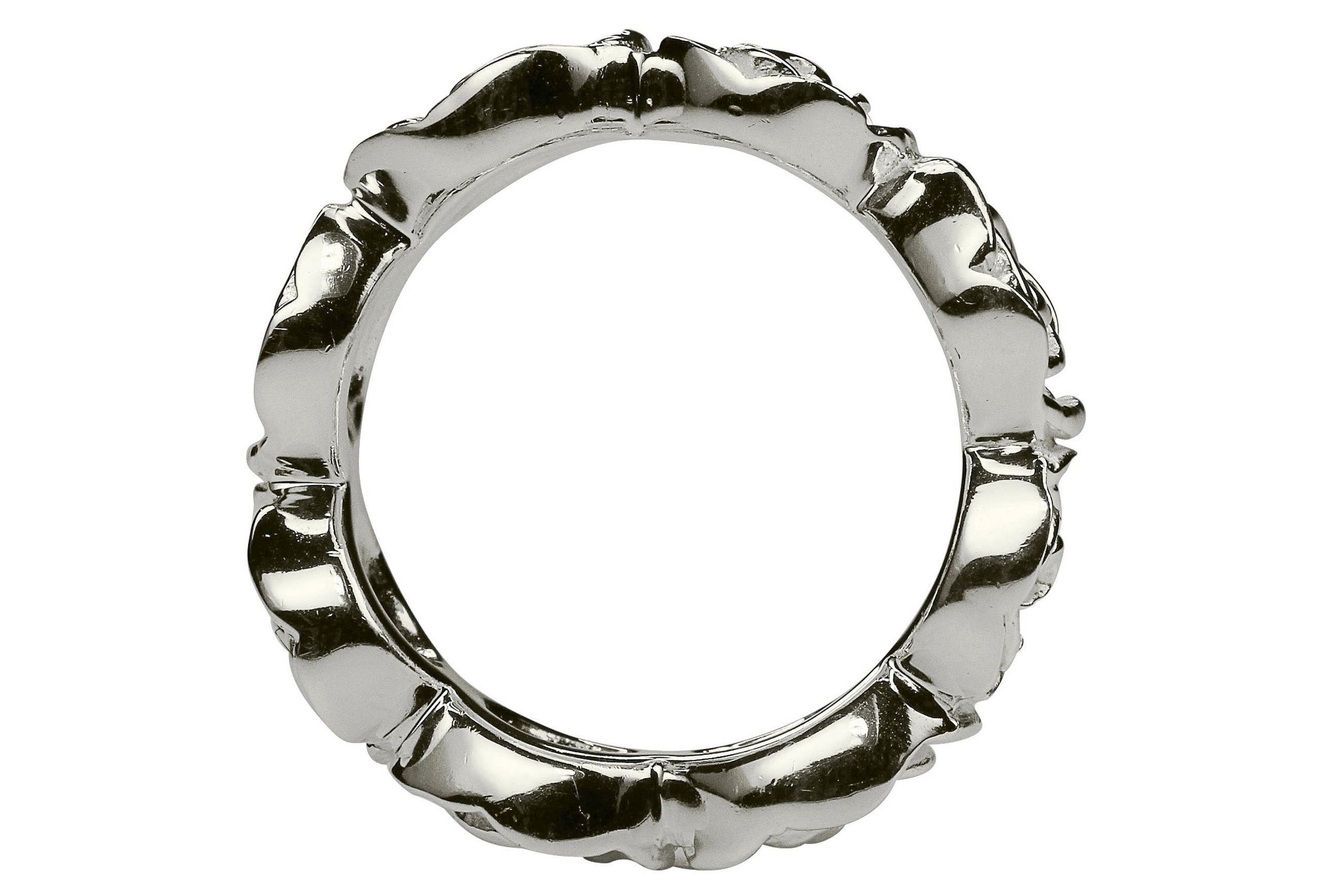 Rosenring aus Silber für Damen mit fein modellierten Blütenblättern. Die Oberfläche innerhalb der Blütenblätter ist matt und außen glänzend.