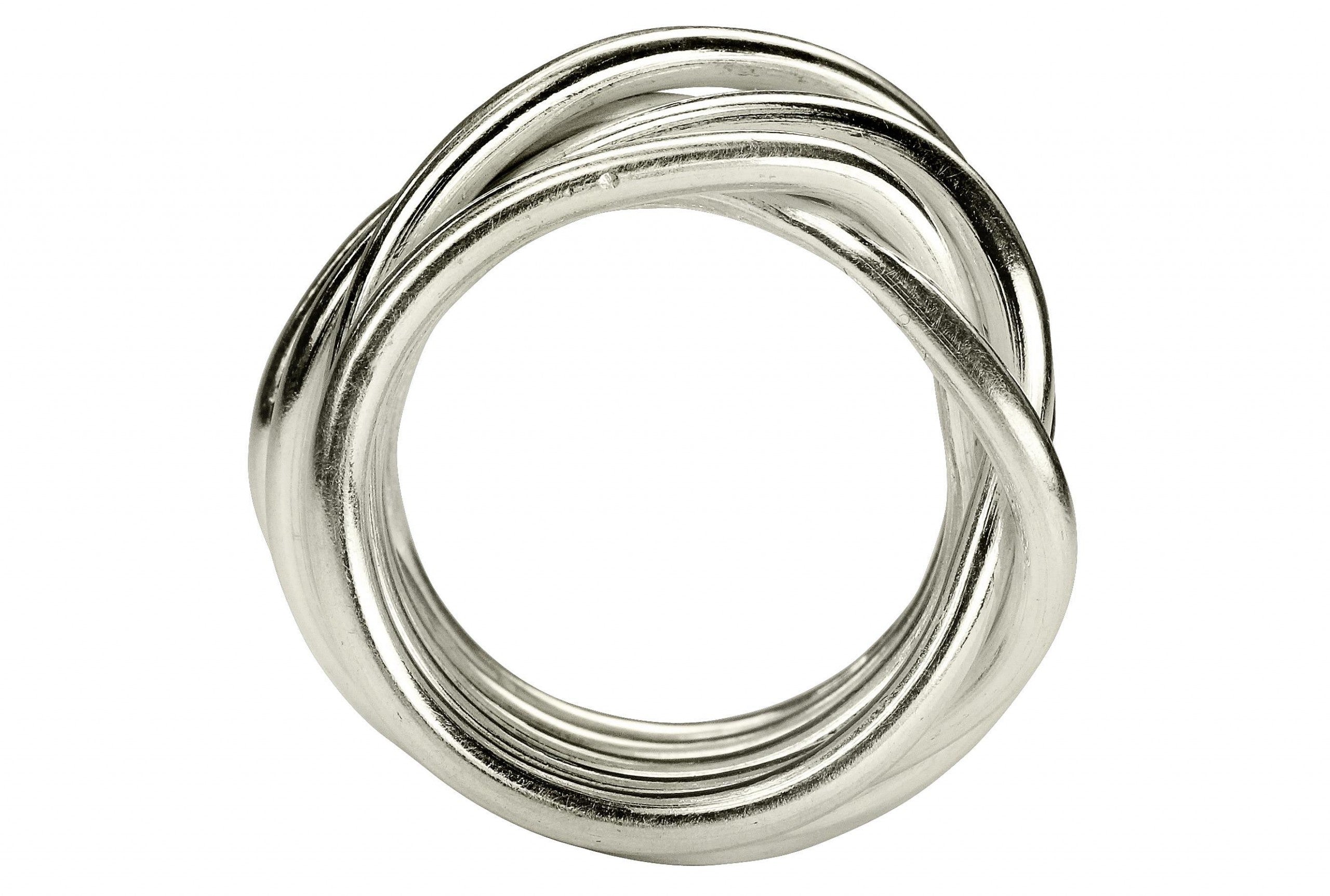 Ein Wickelring aus Silber für Damen bestehend aus sieben einzelnen Silbersträngen, die fest miteinander verbunden sind und dabei zusammen einen Ring formen.