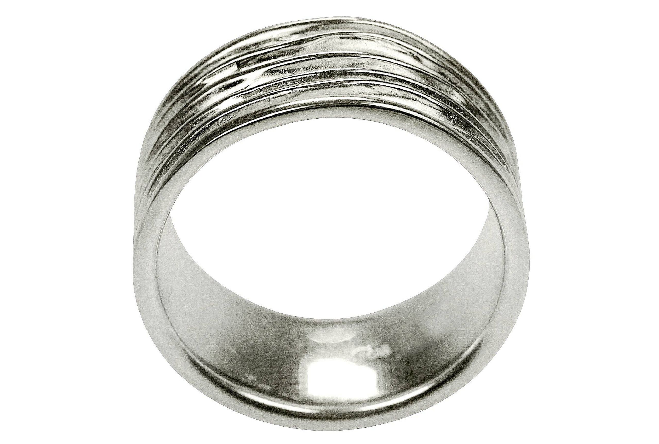 Breiter Silberring mit einer gefalteten Wellenstruktur als Oberfläche. Der Ring bietet sich als Schmuck für Damen und für Herren an.