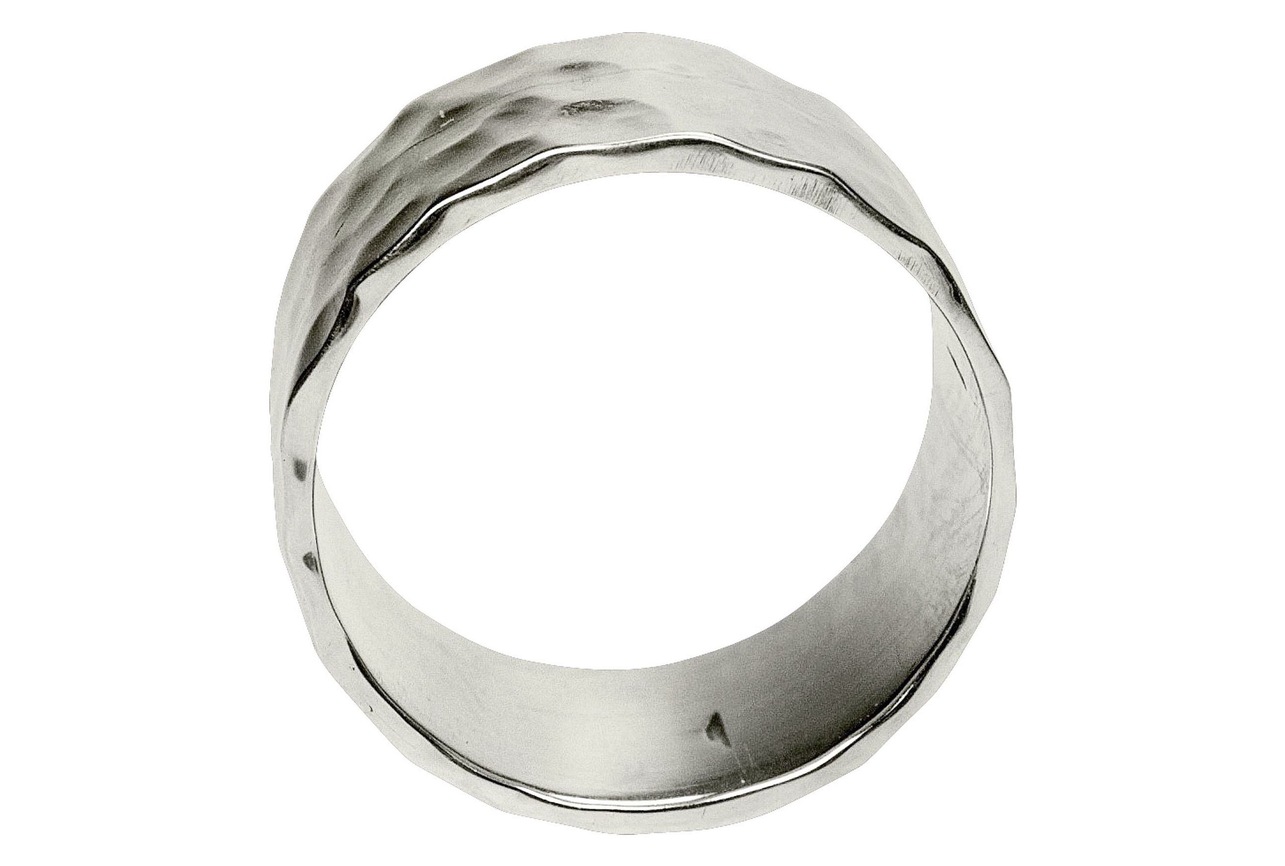 Geschmiedeter klassischer Bandring aus Silber für Damen und Herren mit glänzend gehämmerter Oberfläche.
