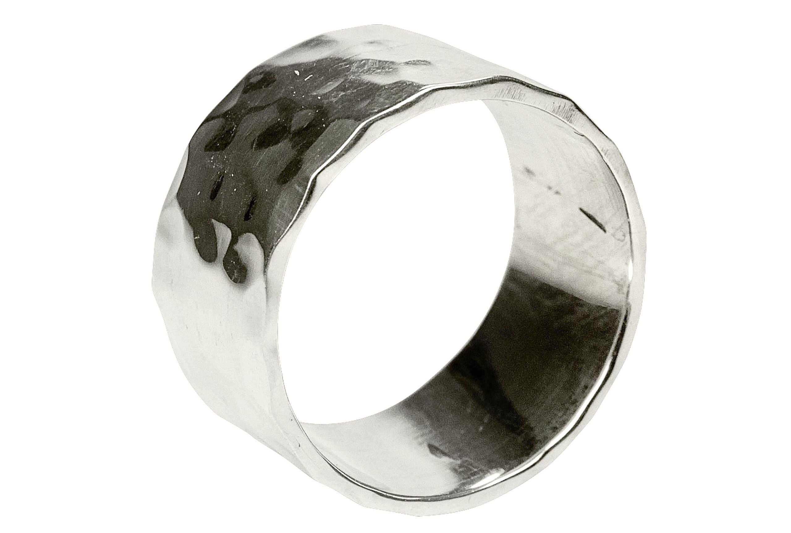 Geschmiedeter Bandring aus Silber mit glänzend gehämmerter Oberfläche in den Größen von 64 bis 72.