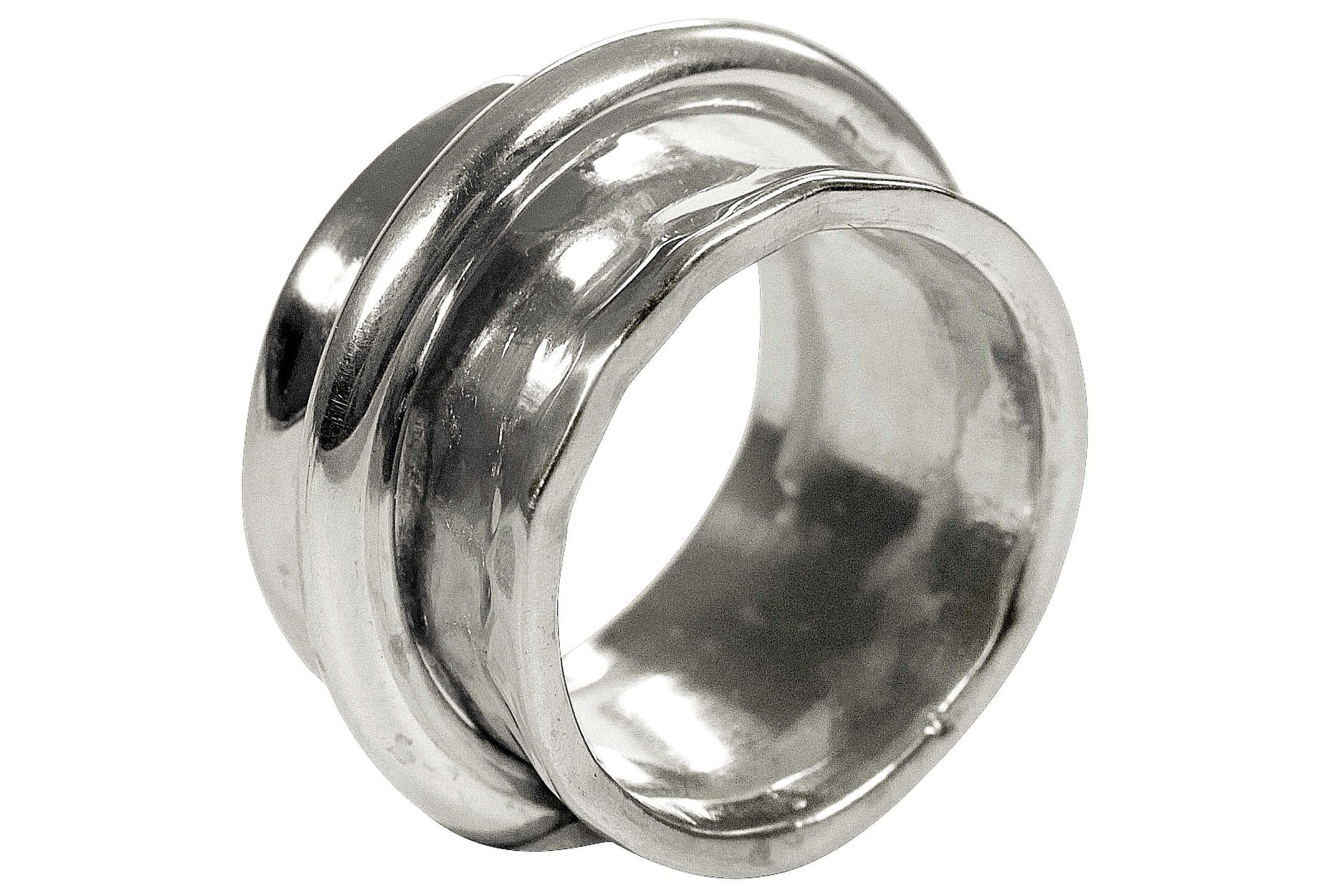 Schmiedering aus Silber bestehend aus einem massivem Bandring und einem kleinen Drehring, der unverlierbar darauf geschmiedet ist, in den Größen von 64 bis 70.