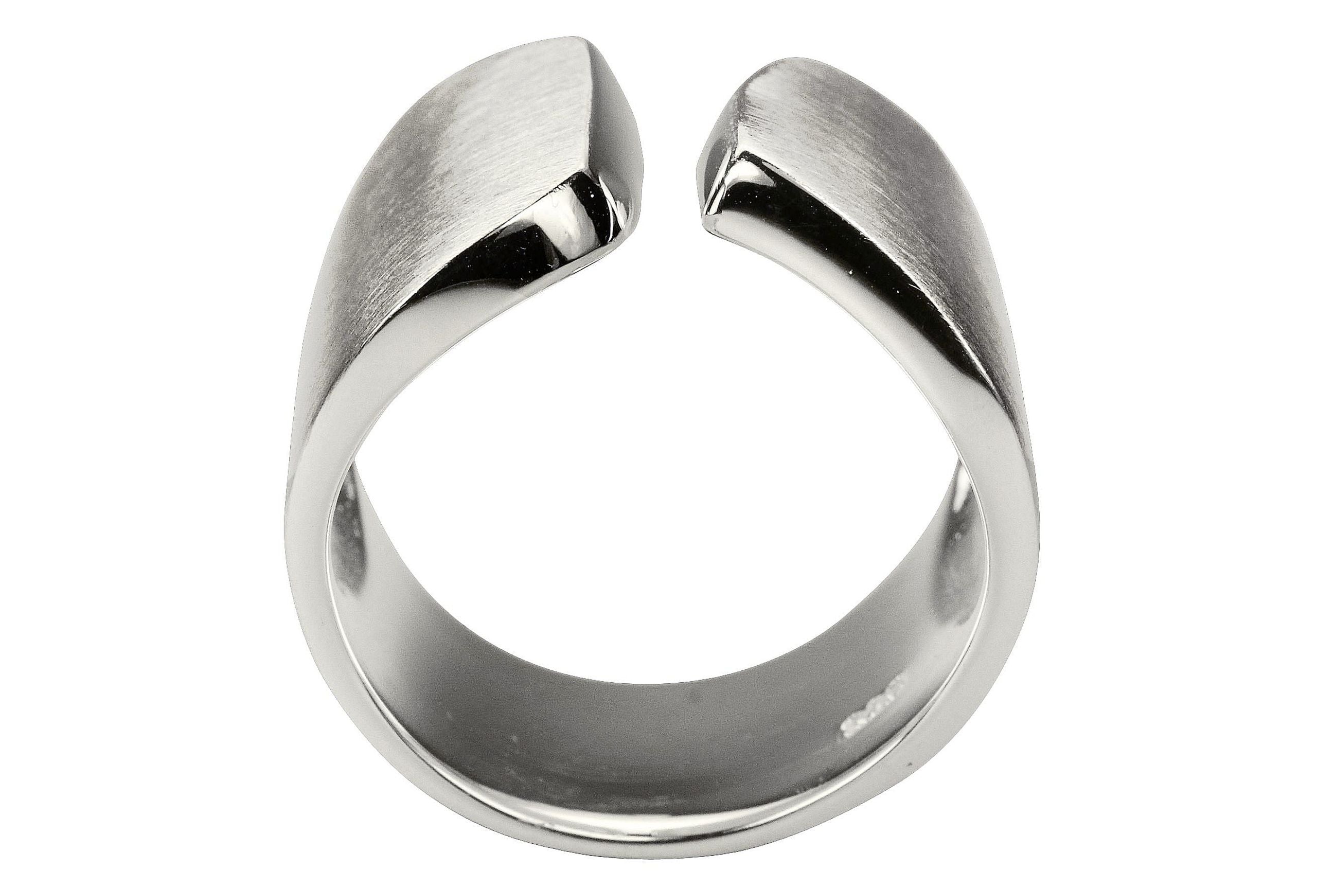 Ein offen gearbeiteter Bandring aus Silber für Damen in den Größen 64 bis 70 mit einer mattierten Oberfläche.