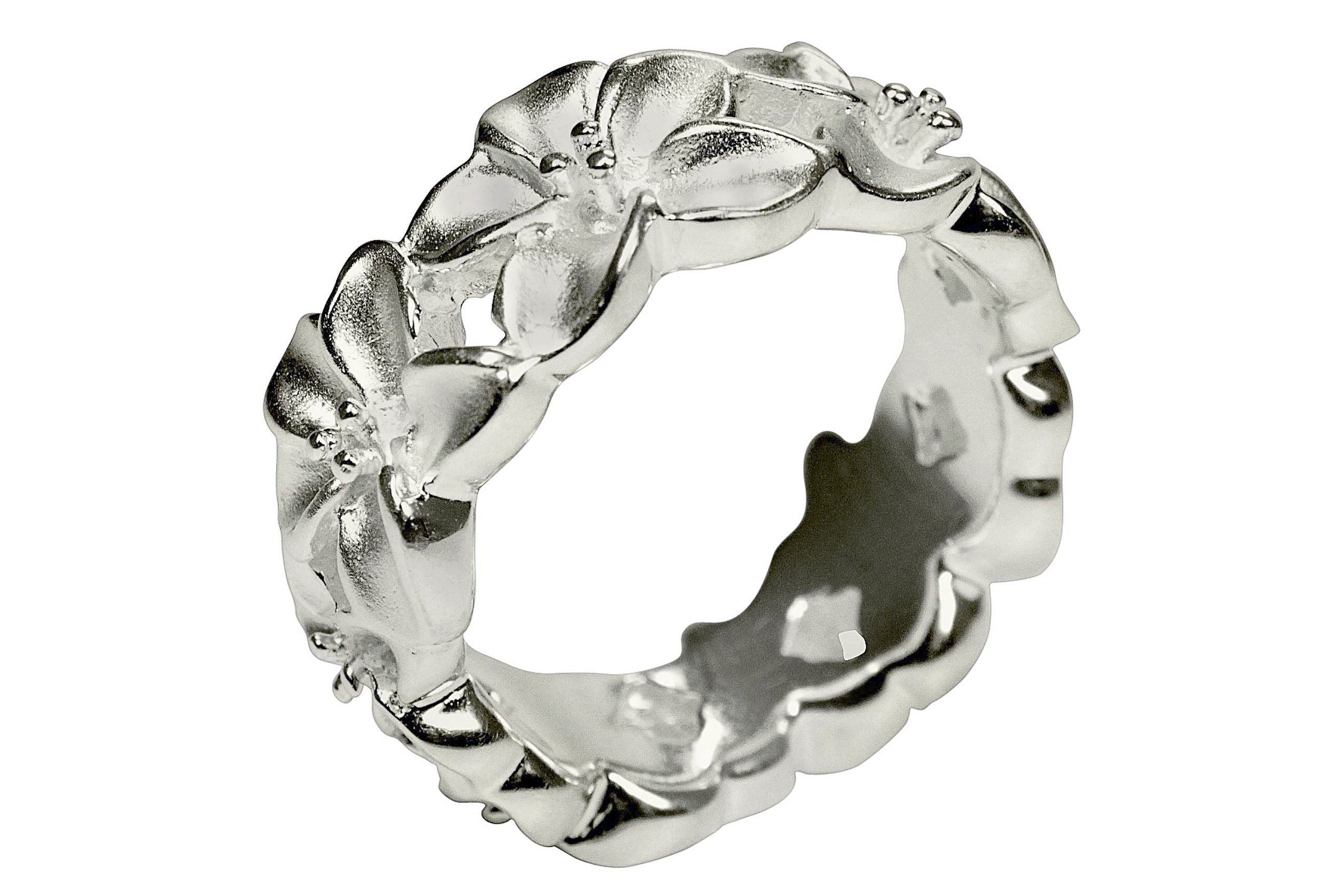 Ring aus Silber im Design eines Blütenrings. Der Ring ist massiv gearbeitet und hat eine sandgestrahlte Oberfläche.