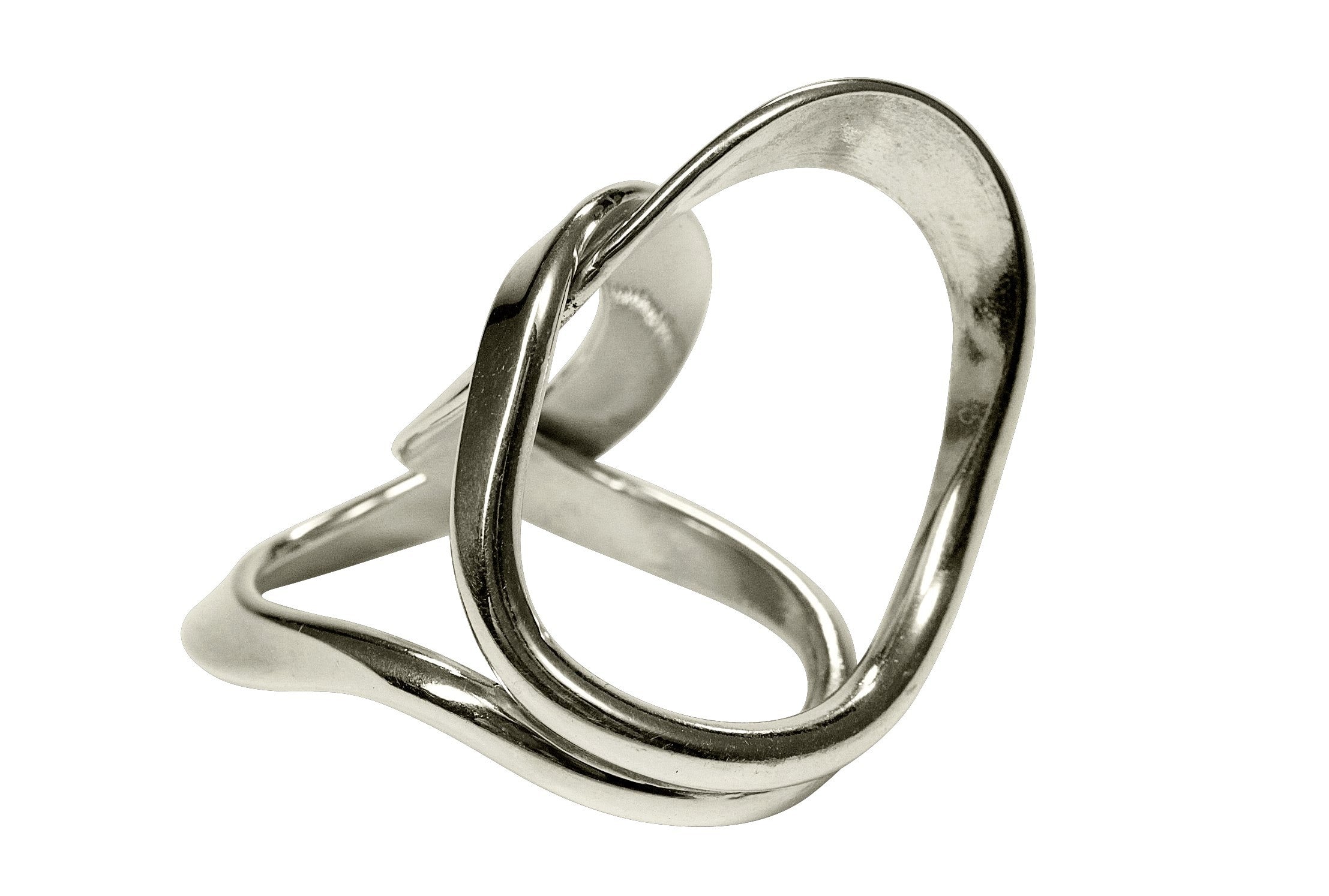 Geschmiedeter Damenring aus zwei Kreisen, die kunstvoll ineinander verschlungen sind. Der Ring ist geschmiedet und hat eine glänzende Oberfläche.
