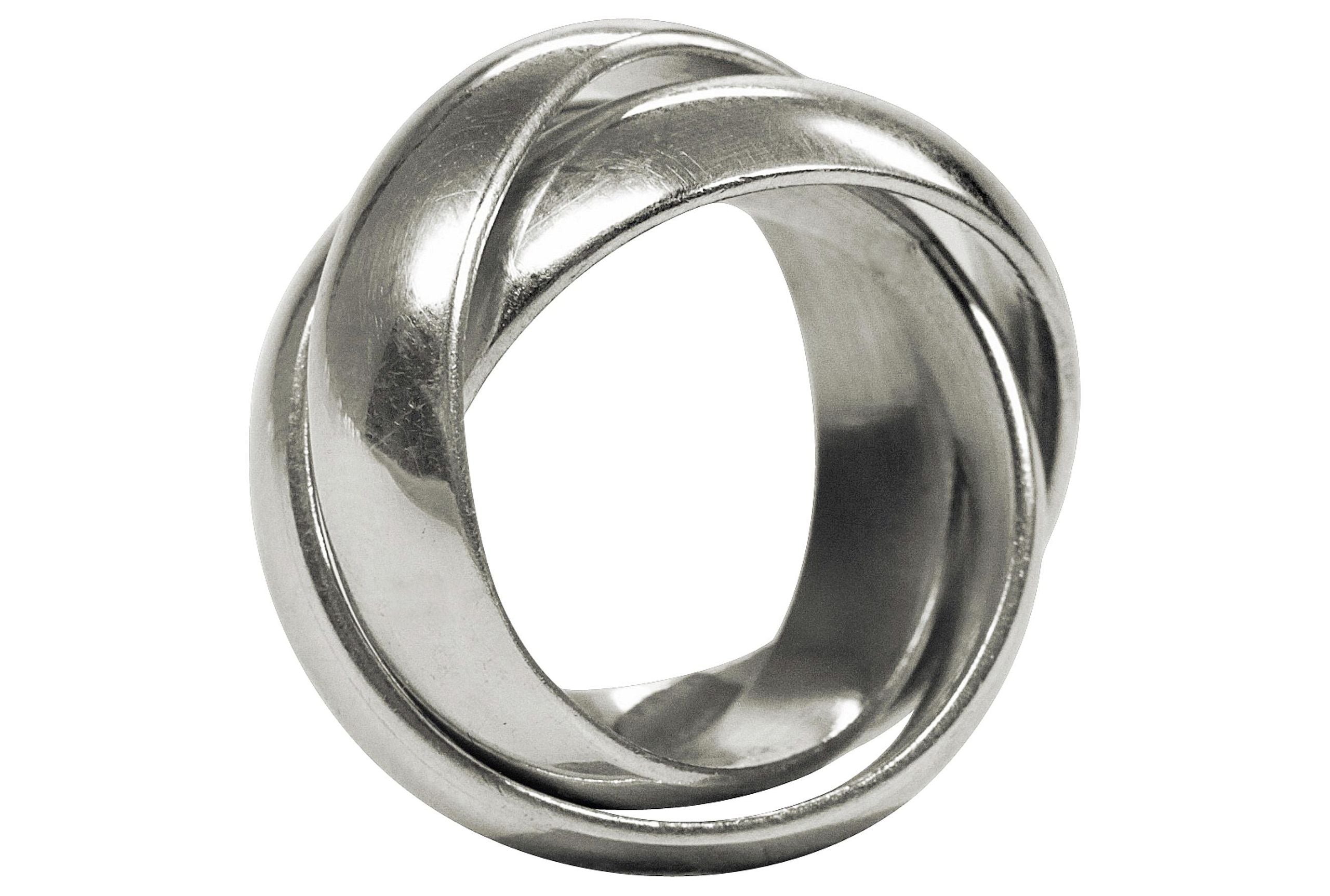 Geschmiedeter Dreierring für Damen aus Silber mit glänzender Oberfläche. Die drei einzelnen Ringe sind frei beweglich, aber unverlierbar miteinander verbunden.