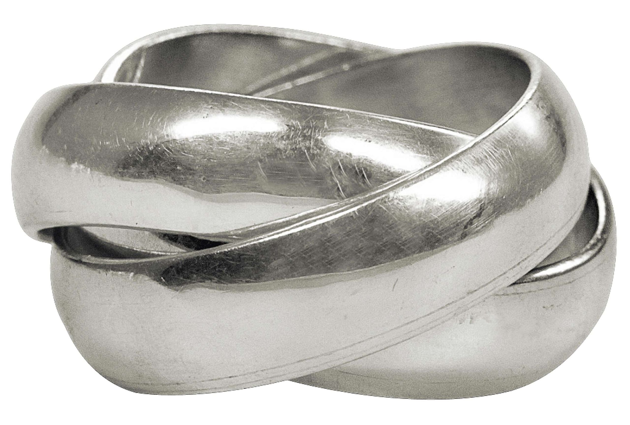 Geschmiedeter Dreierring für Damen aus Silber mit glänzender Oberfläche. Die drei einzelnen Ringe sind frei beweglich, aber unverlierbar miteinander verbunden.