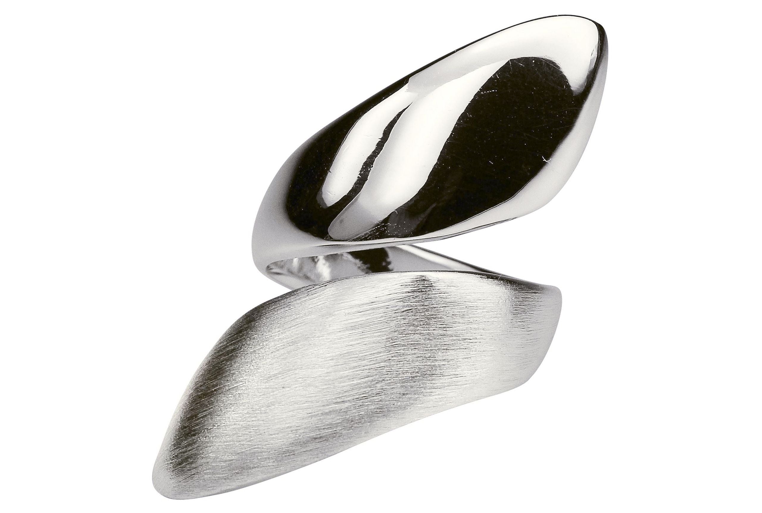 Ein offen gearbeiteter Damenring in den Größen 64 bis 70 aus Silber, der mit seiner Form eine Umarmung um den Finger andeutet.