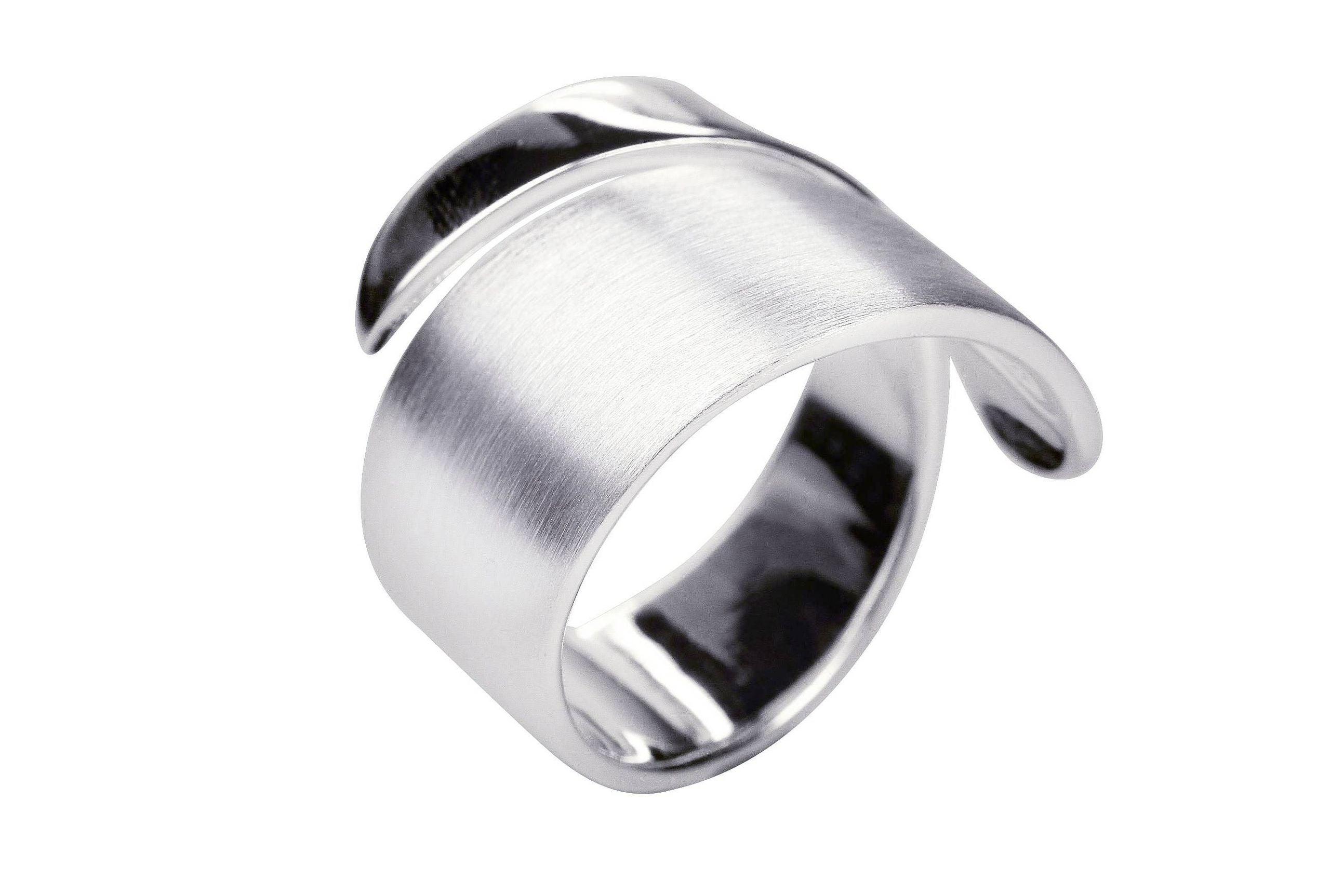 Spitz zulaufender Bandring aus Silber für Damen, der oben nicht verlötet ist und sich nach unten hin verjüngt.