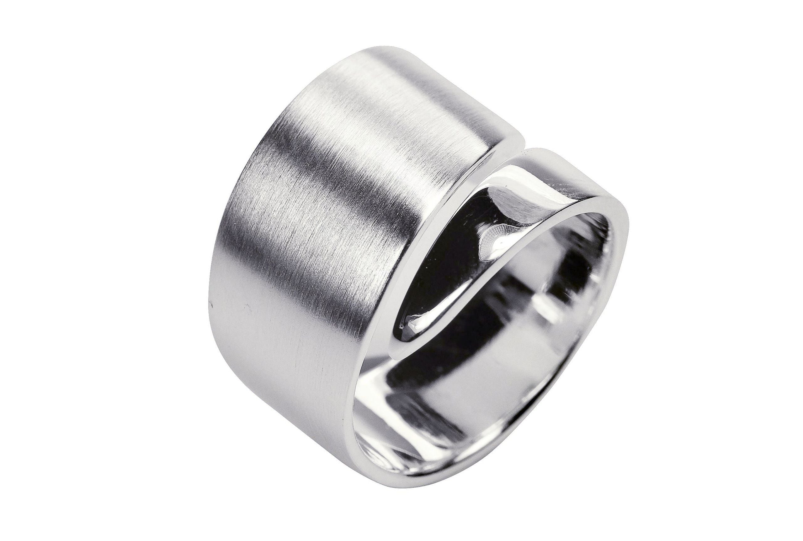 Spitz zulaufender Bandring aus Silber für Damen in den Größen 64 bis 70, der oben nicht verlötet ist und sich nach unten hin verjüngt.