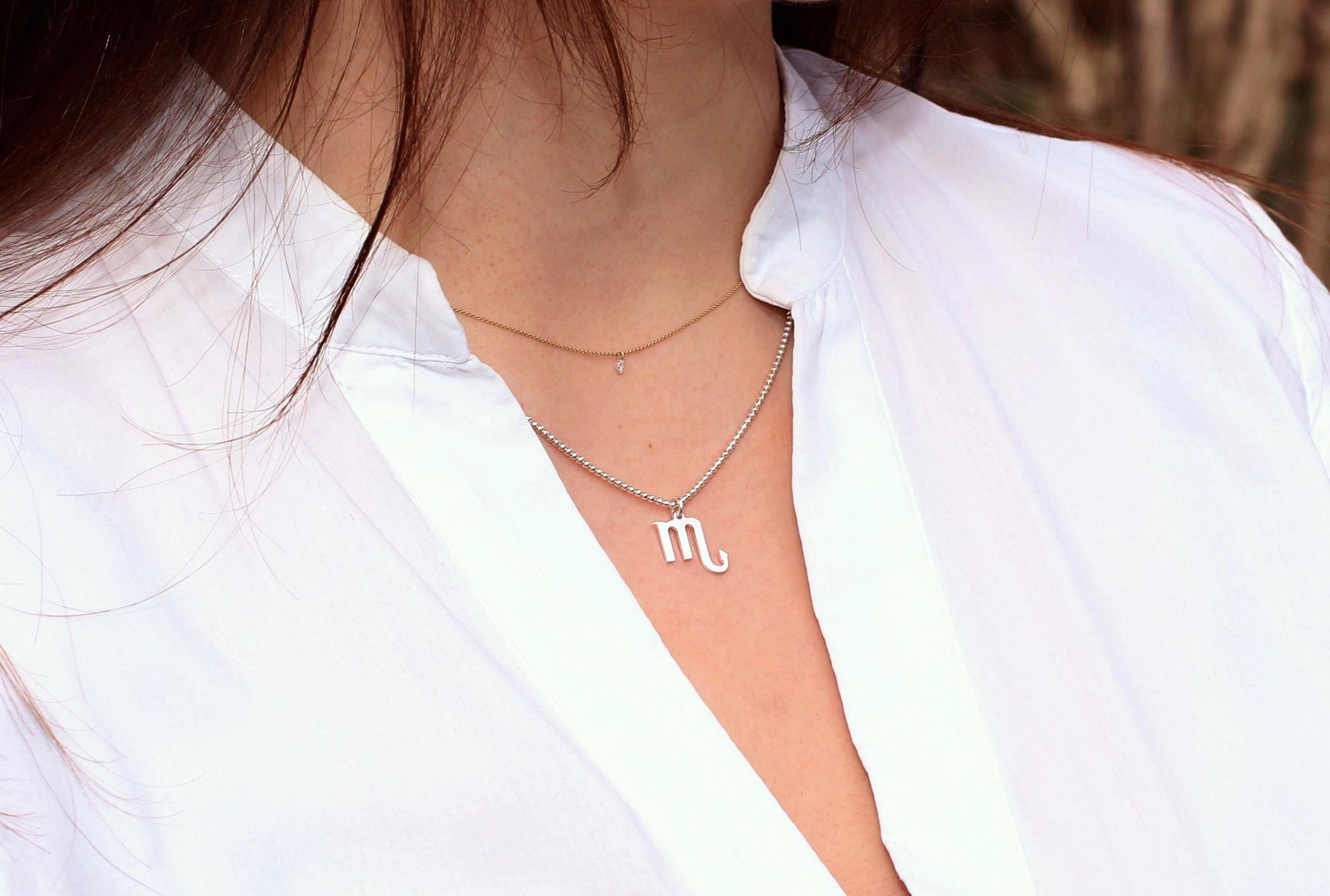 Tragebild diamantierte Kugelkette mit Sternzeichen Anhänger Skorpion aus Silber.