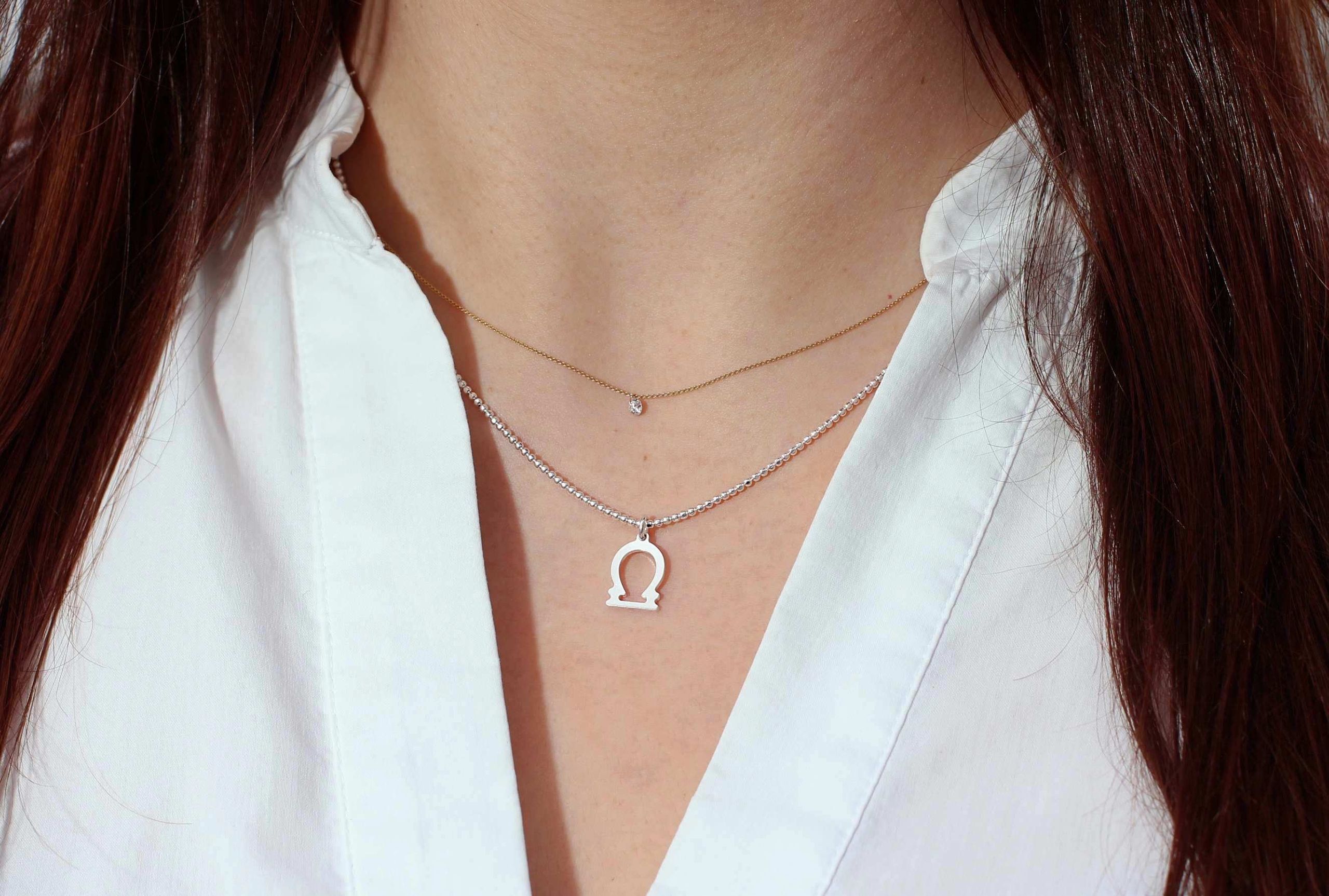 Tragebild diamantierte Kugelkette mit Sternzeichen Anhänger Waage aus Silber.