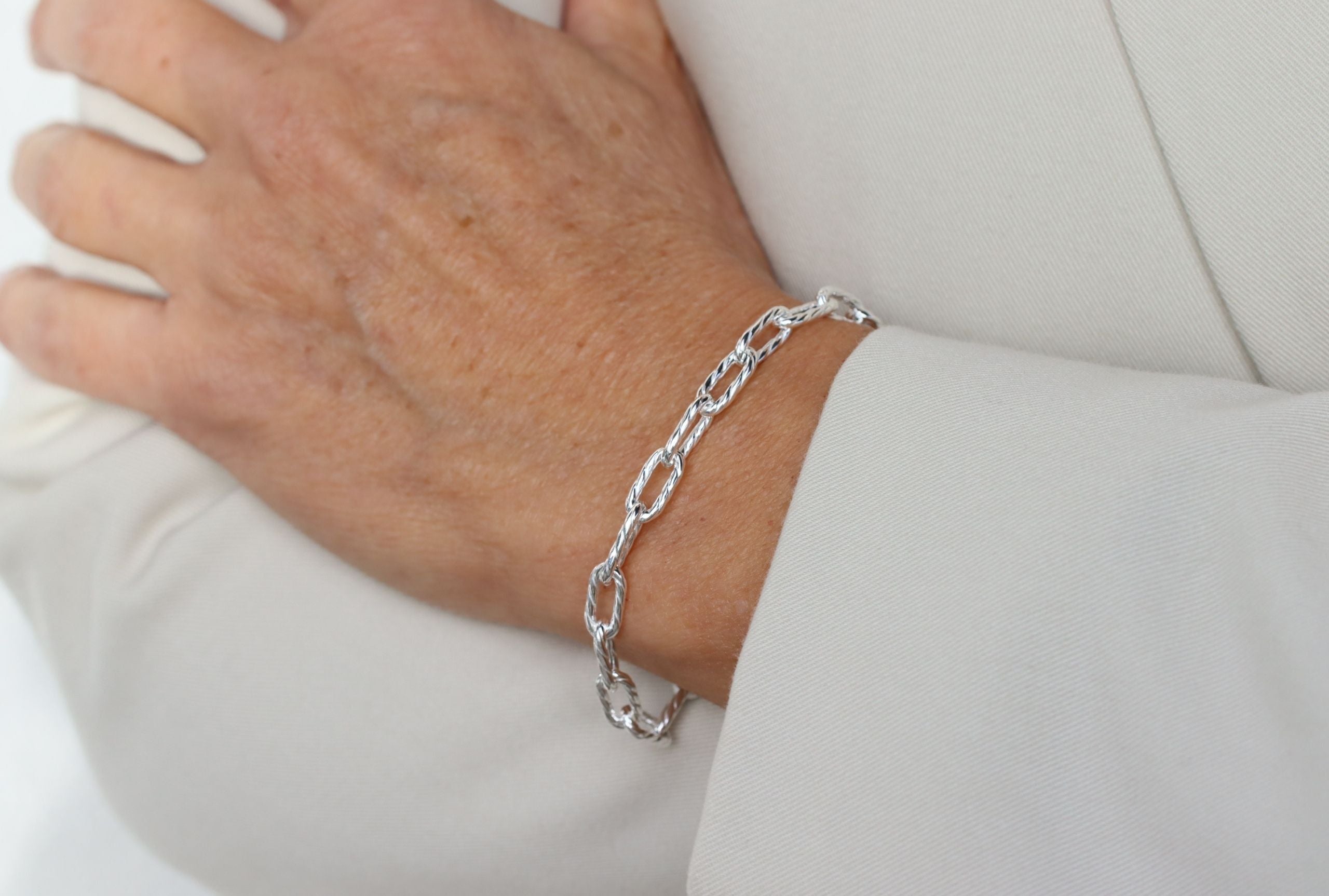 Geschliffenes Paperclip-Armband in Kordel-Optik
