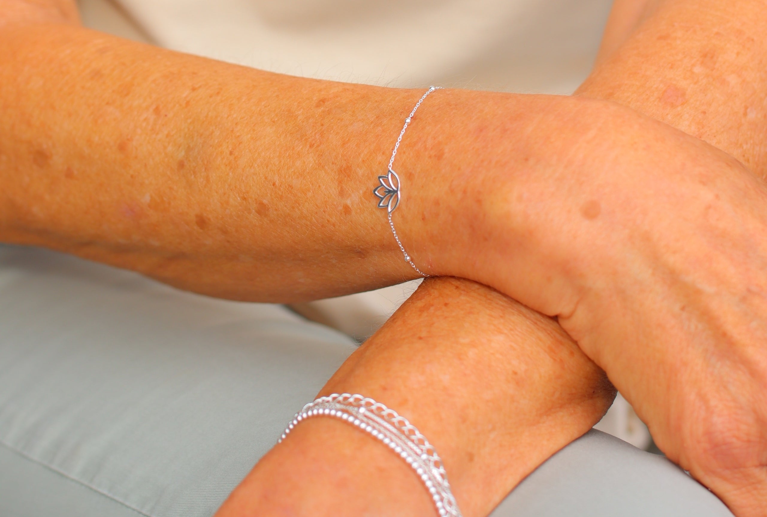 Feines Lotusblüten-Armband