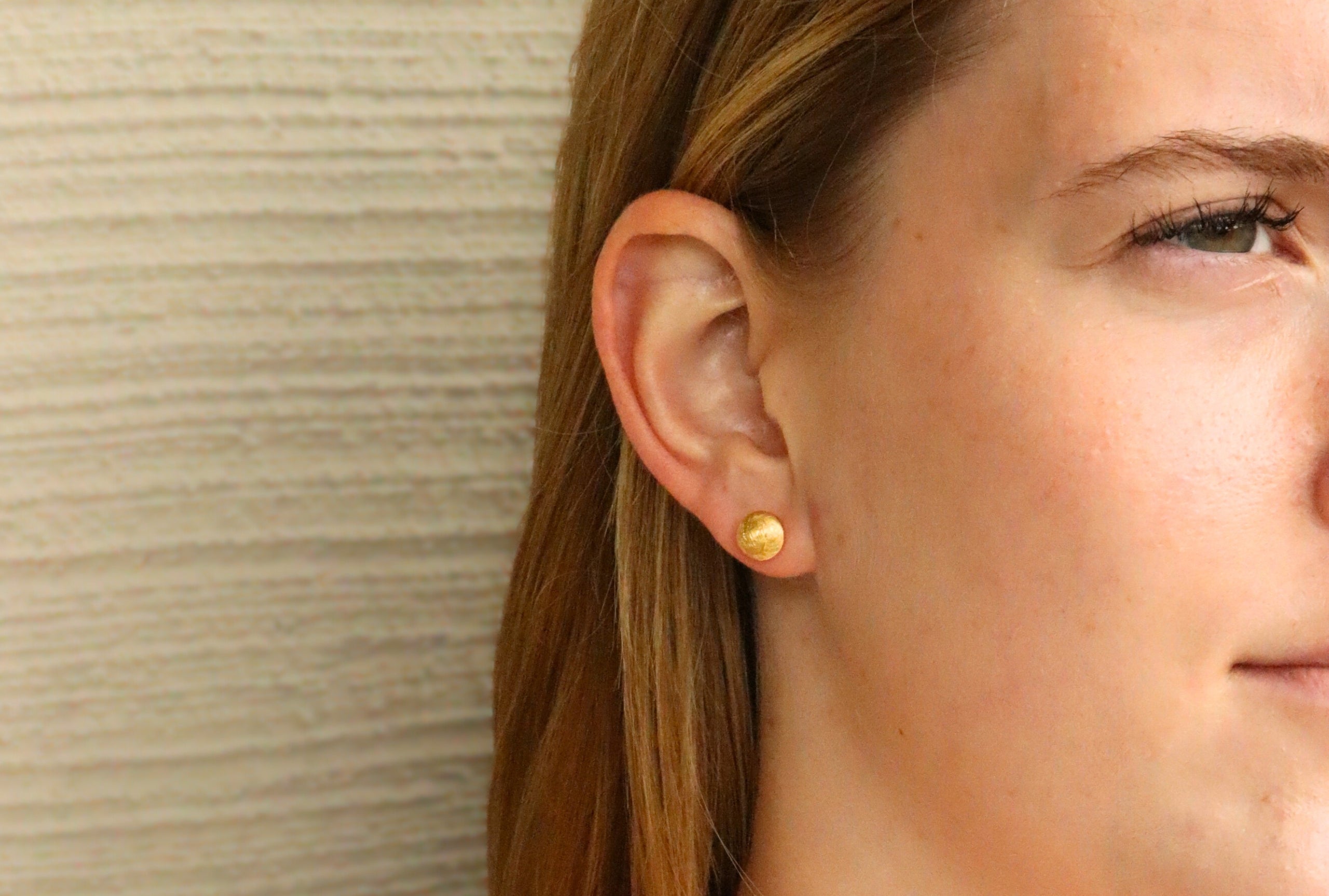 Vergoldete kleine Knopf-Ohrstecker