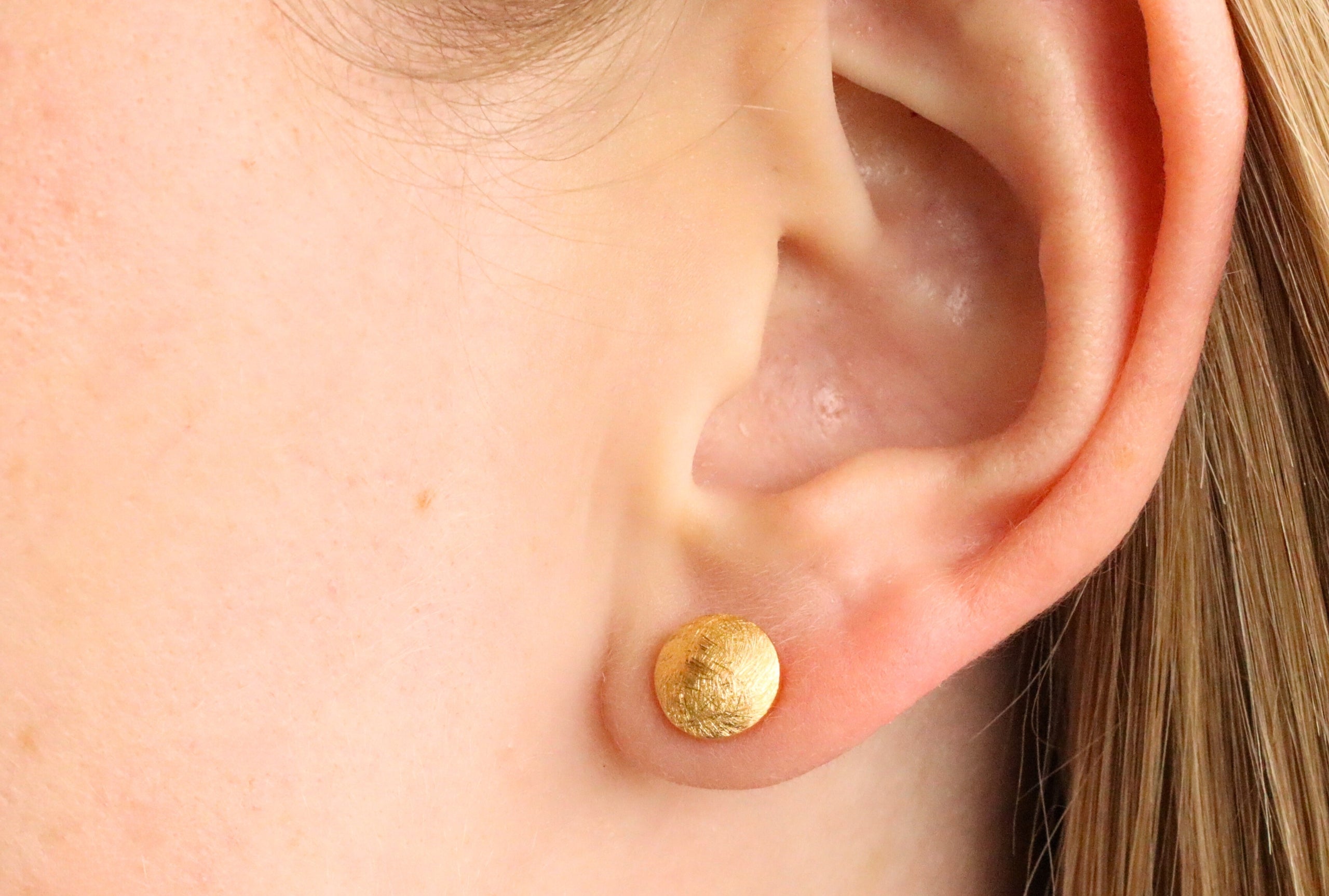 Vergoldete kleine Knopf-Ohrstecker