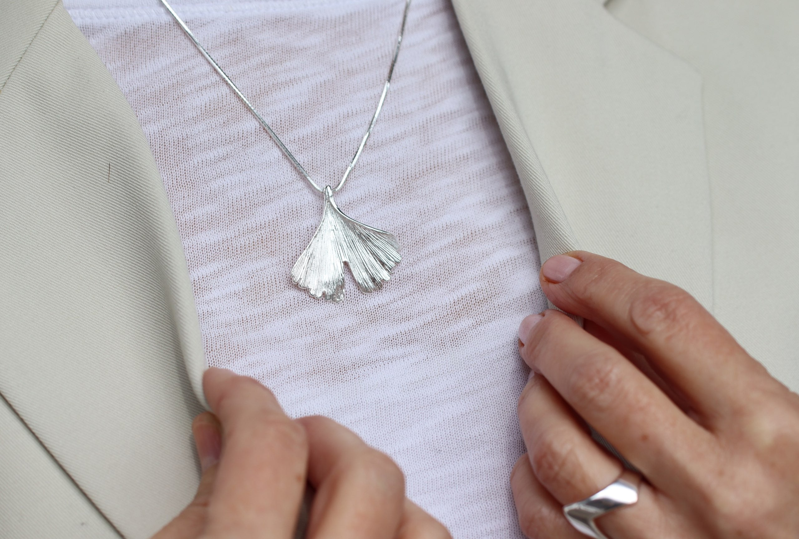 Eine klassische Schlangenkette aus Silber für Damen mit glänzender Oberfläche und einem Karabinerverschluss.