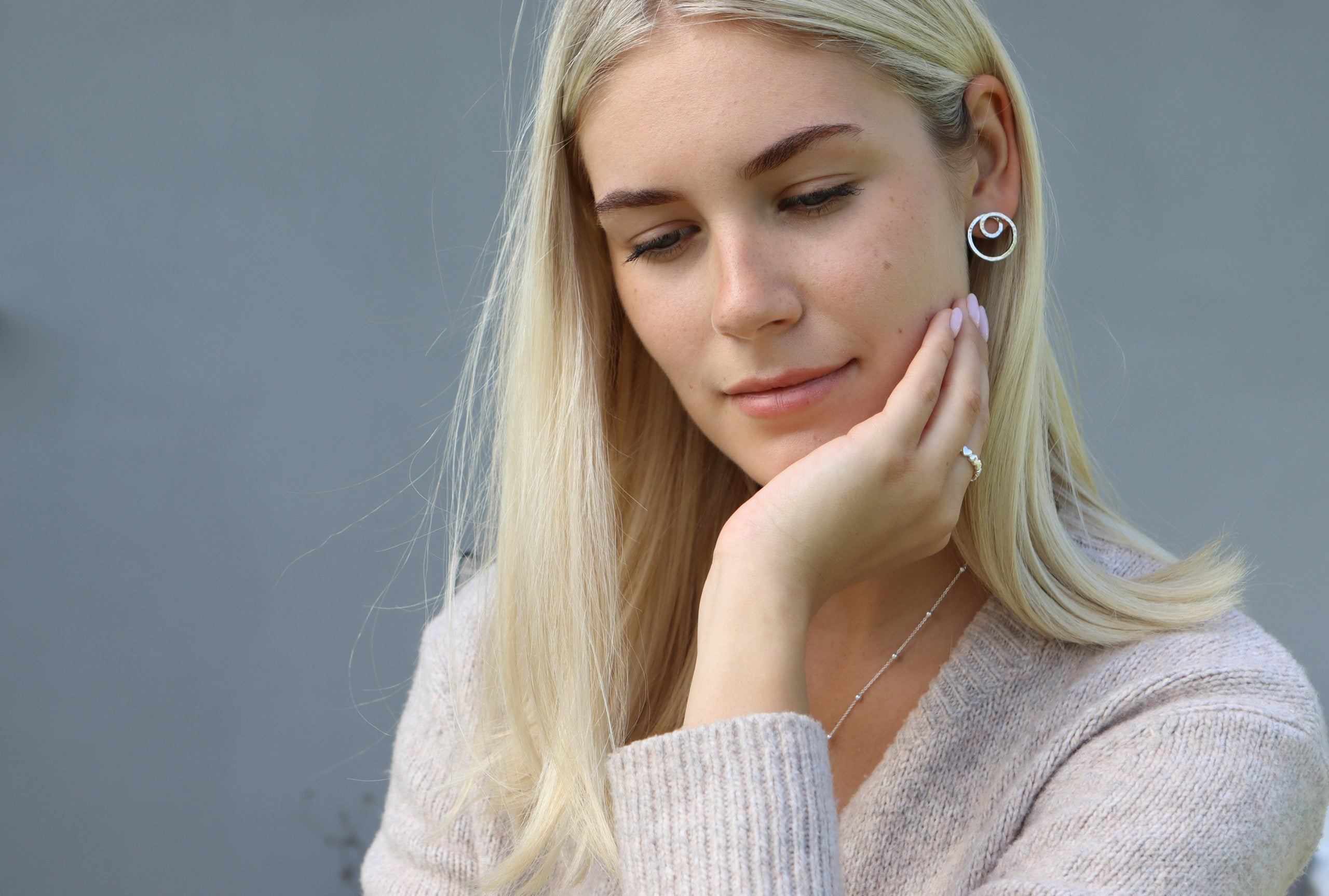 Glänzende Schmiedeohrstecker "Loop"