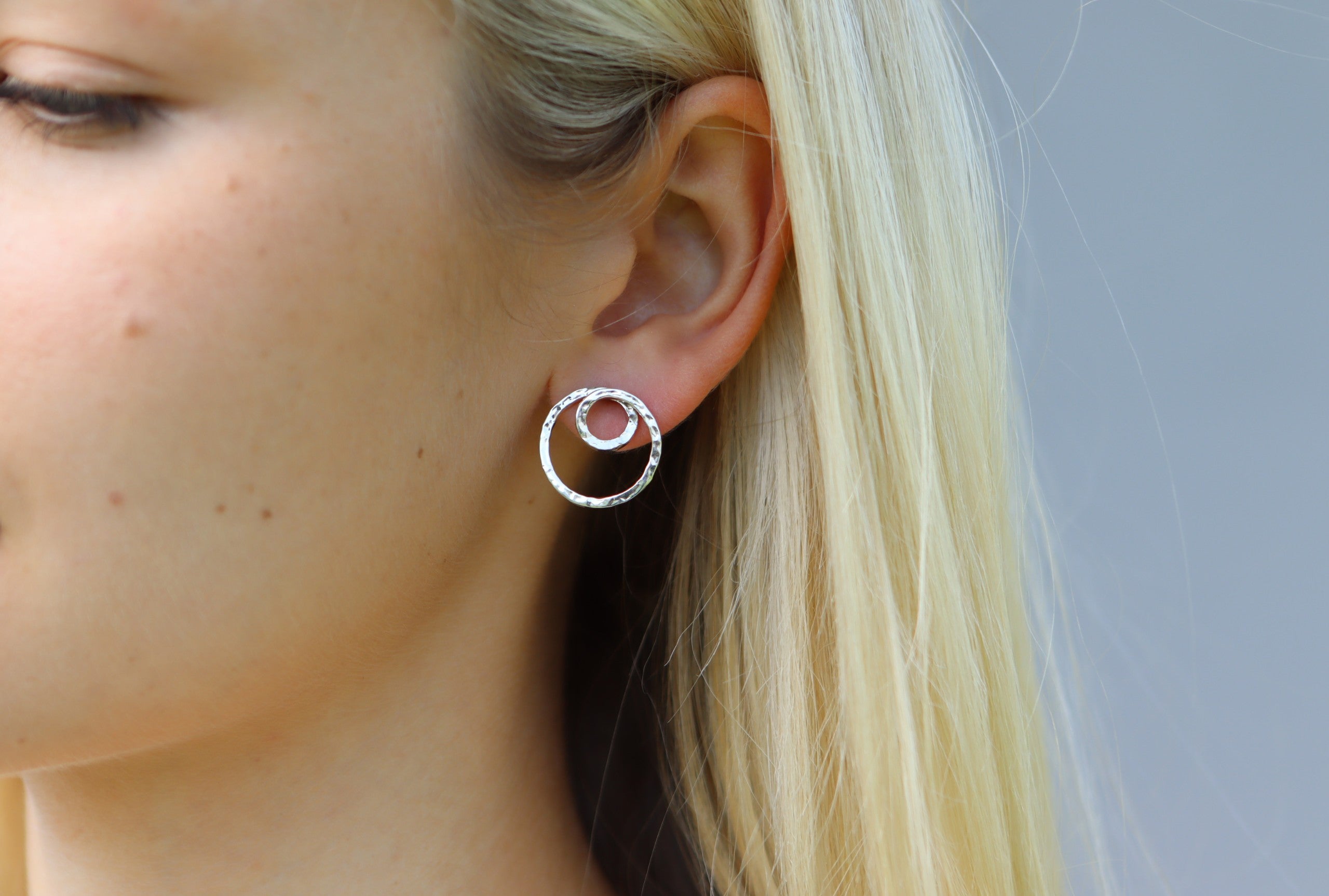 Glänzende Schmiedeohrstecker "Loop"