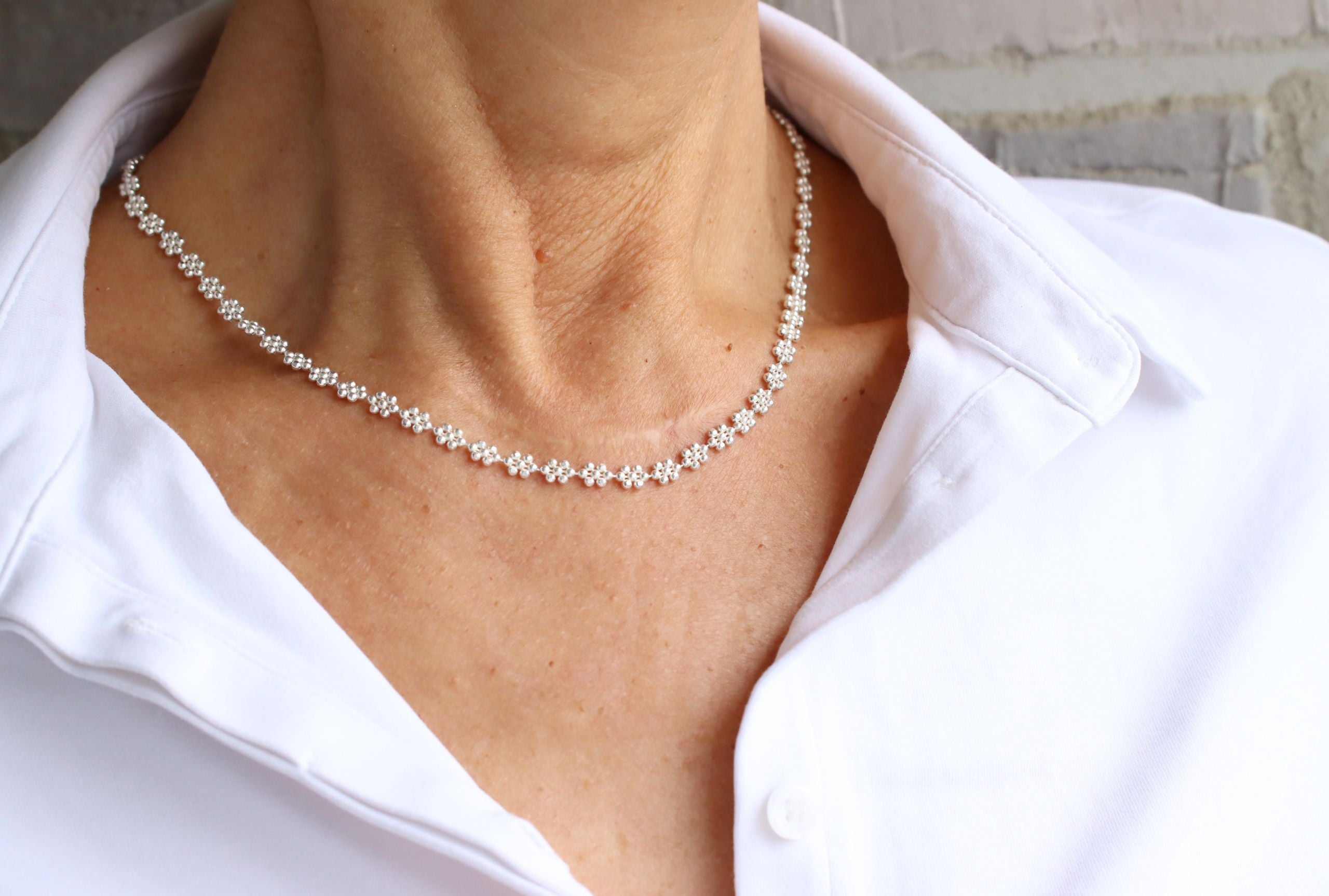 Diamantiertes Blüten-Collier aus vielen kleinen Kugeln