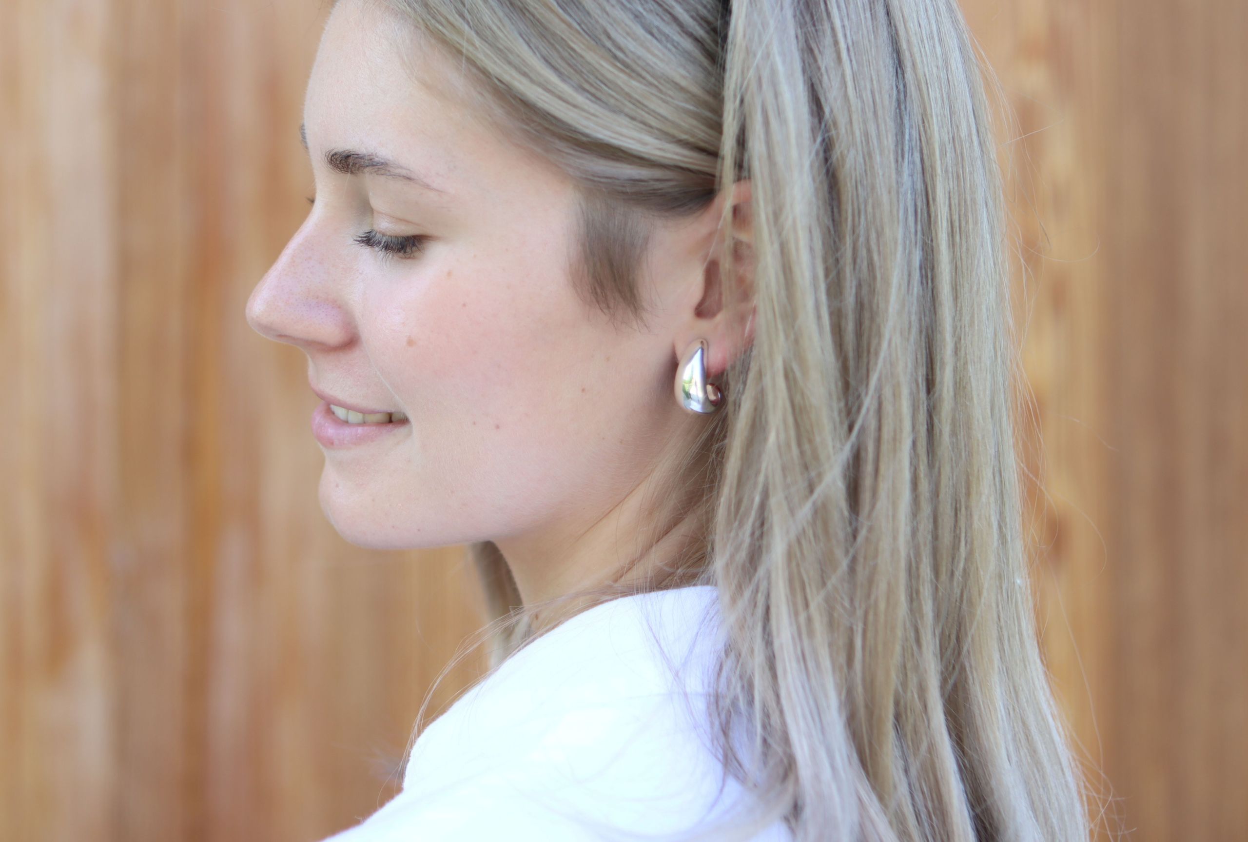 Auffällig-geschwungene Ohrstecker