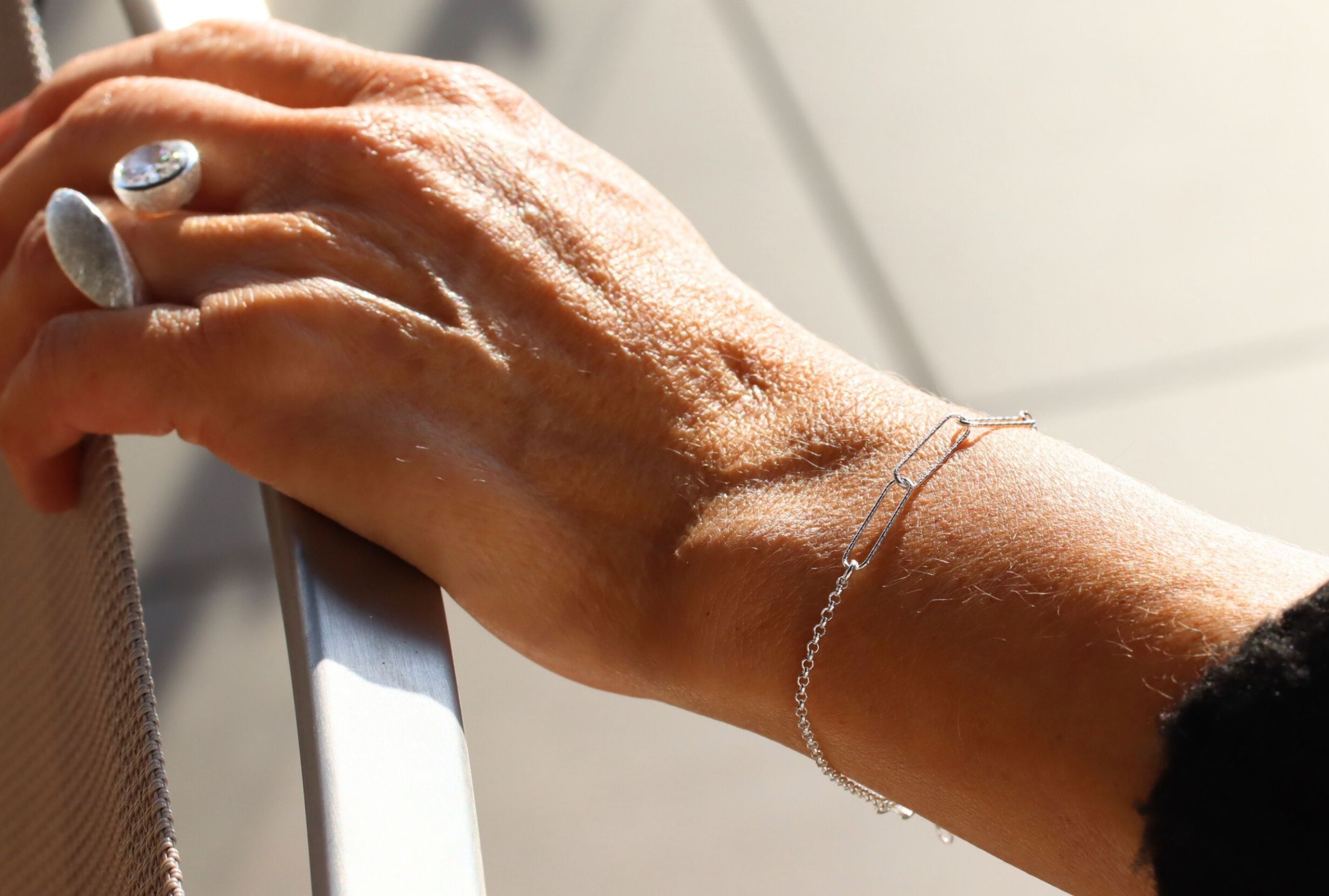 Feines Armband mit diamantierten Paperclip-Elementen