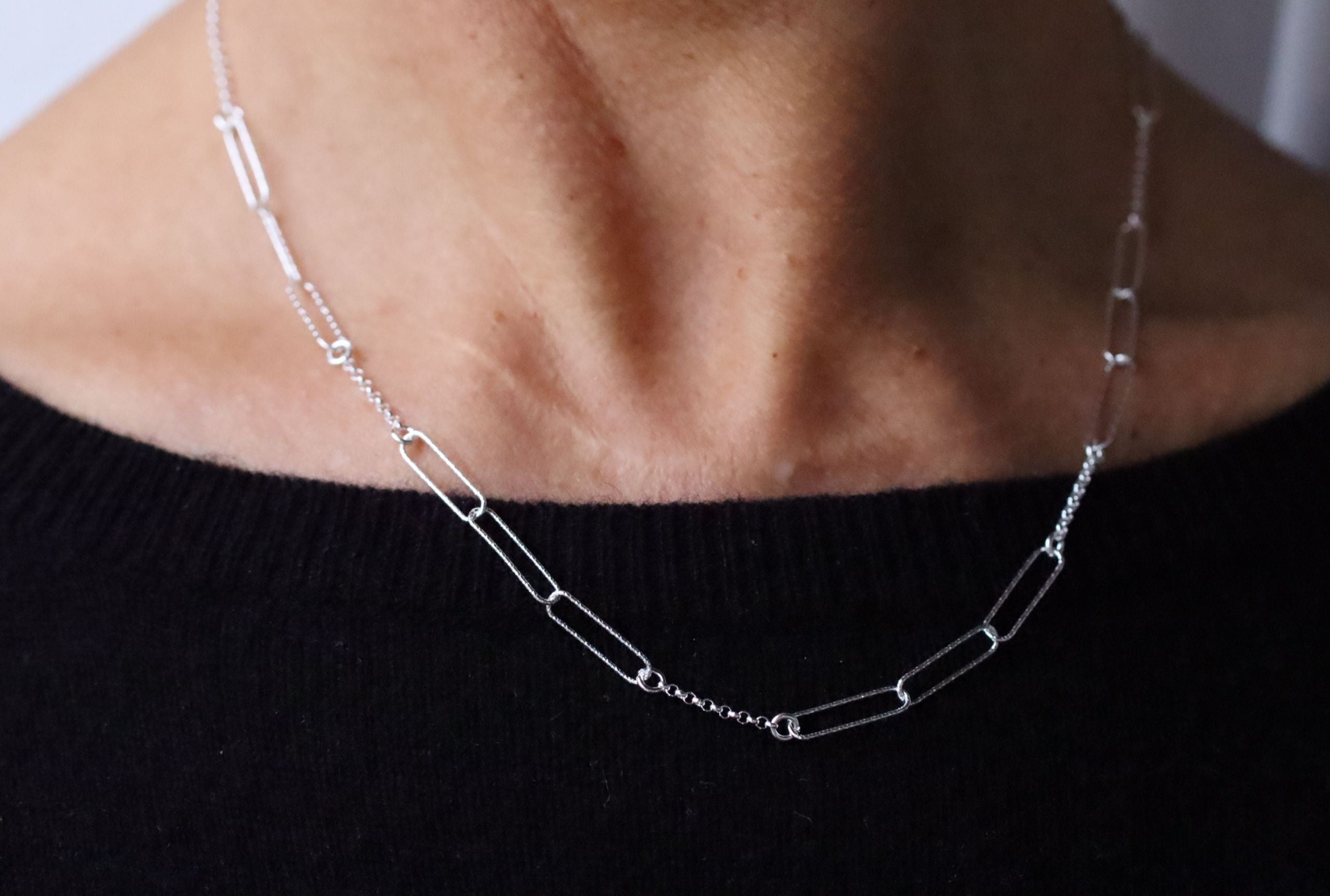 Feine Kette mit diamantierten Paperclip-Elementen