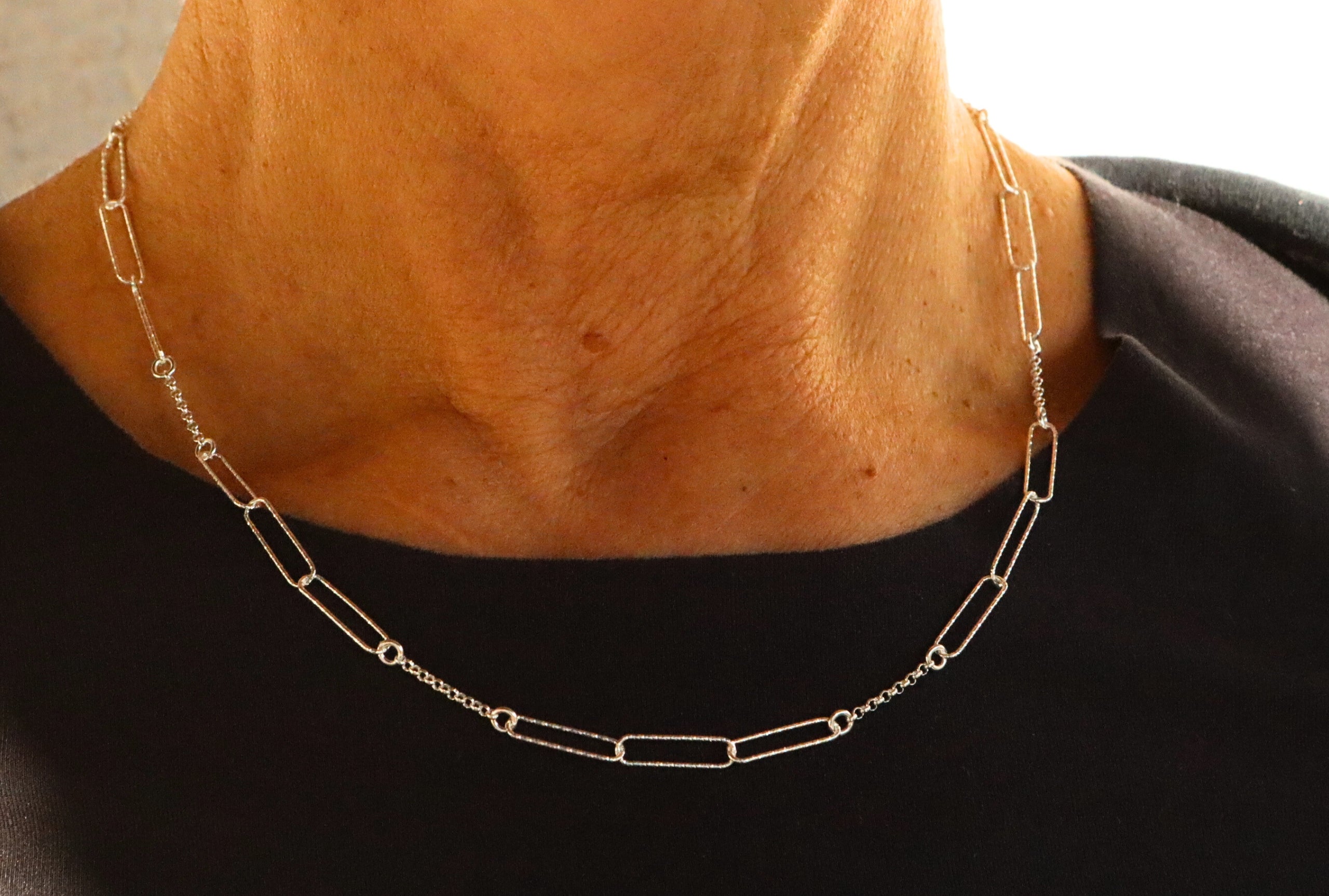 Feine Kette mit diamantierten Paperclip-Elementen