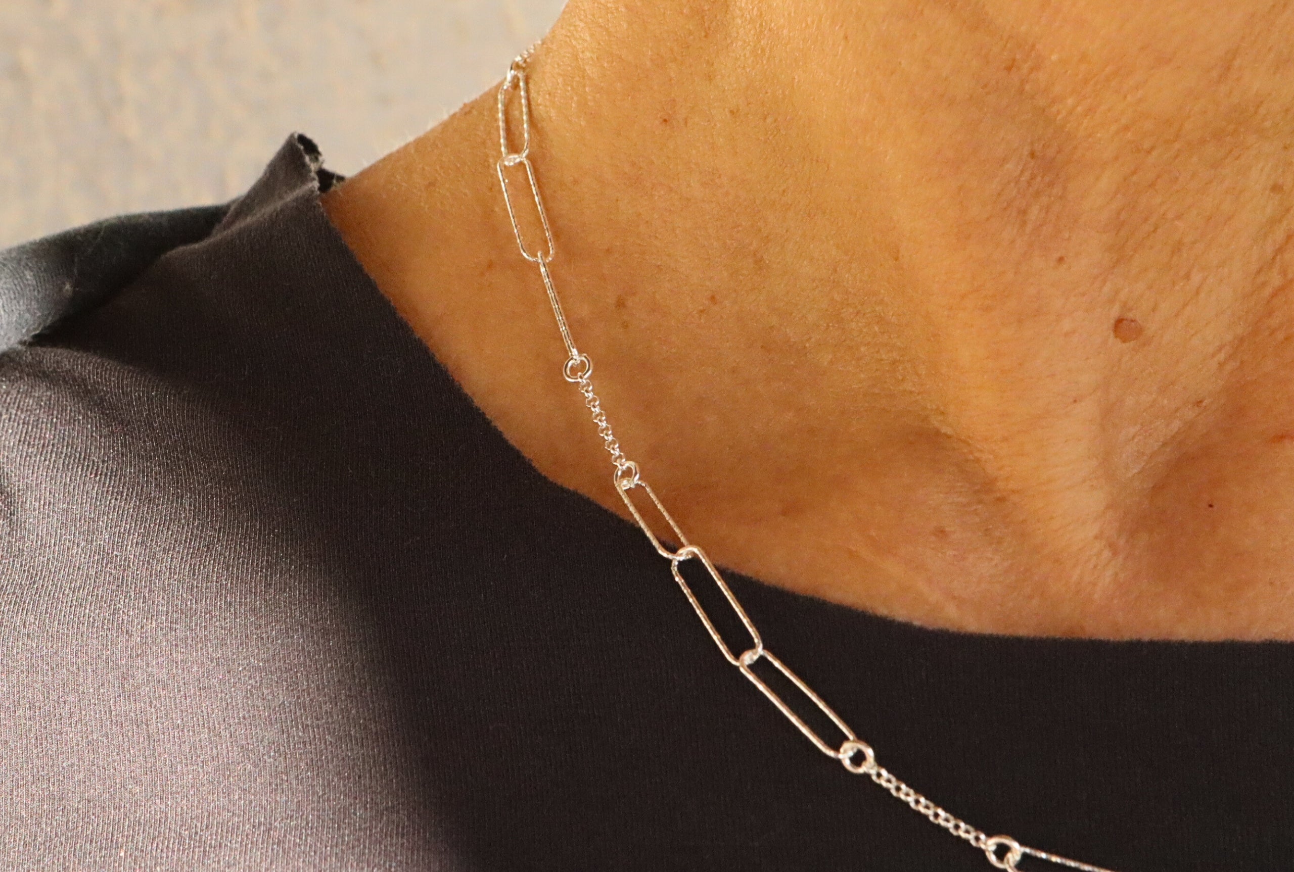 Feine Kette mit diamantierten Paperclip-Elementen