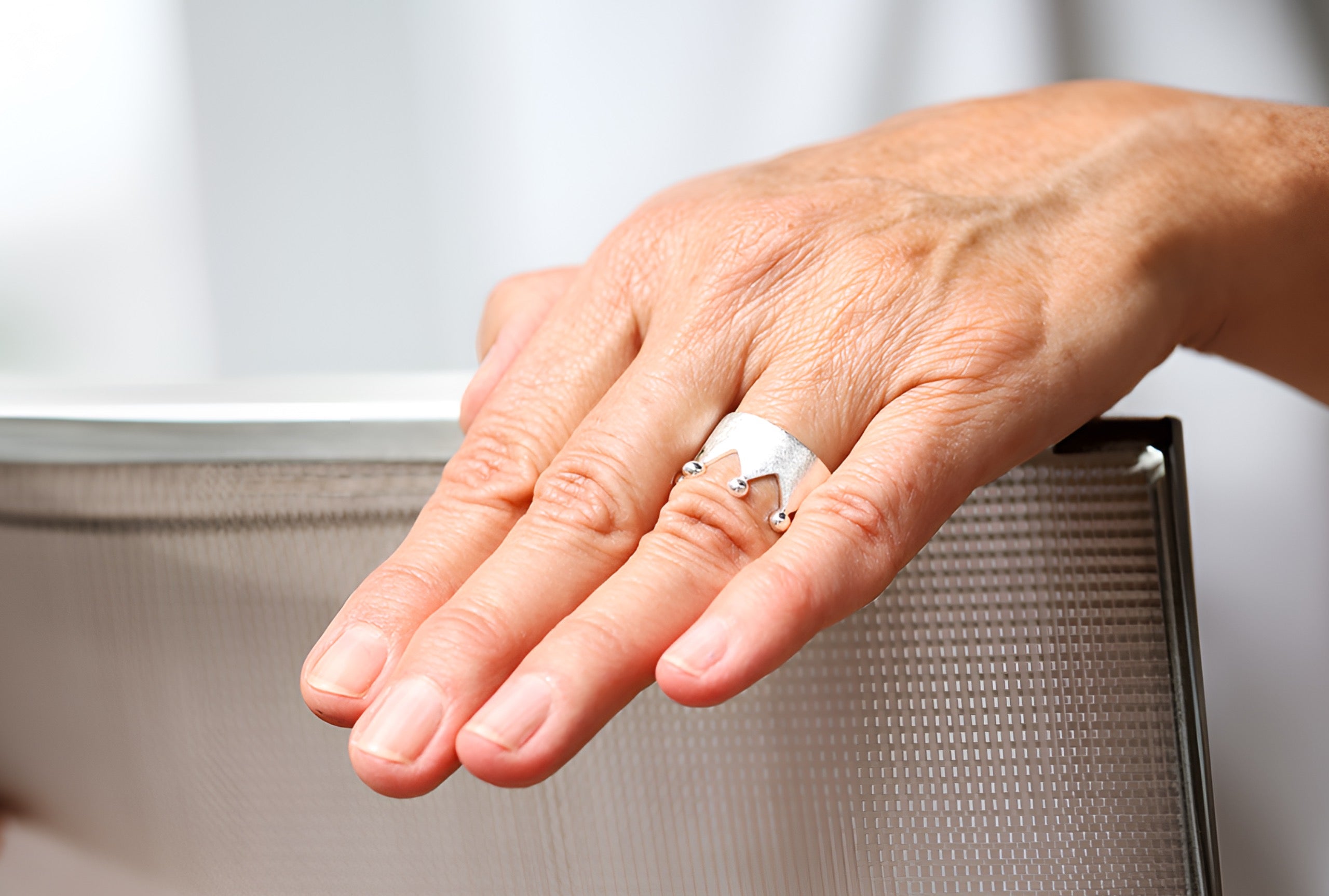 Silberner Ring im Kronendesign mit acht Zacken in den Größen 64 bis 70. Der Ring ist innen glänzend und außen gebürstet.