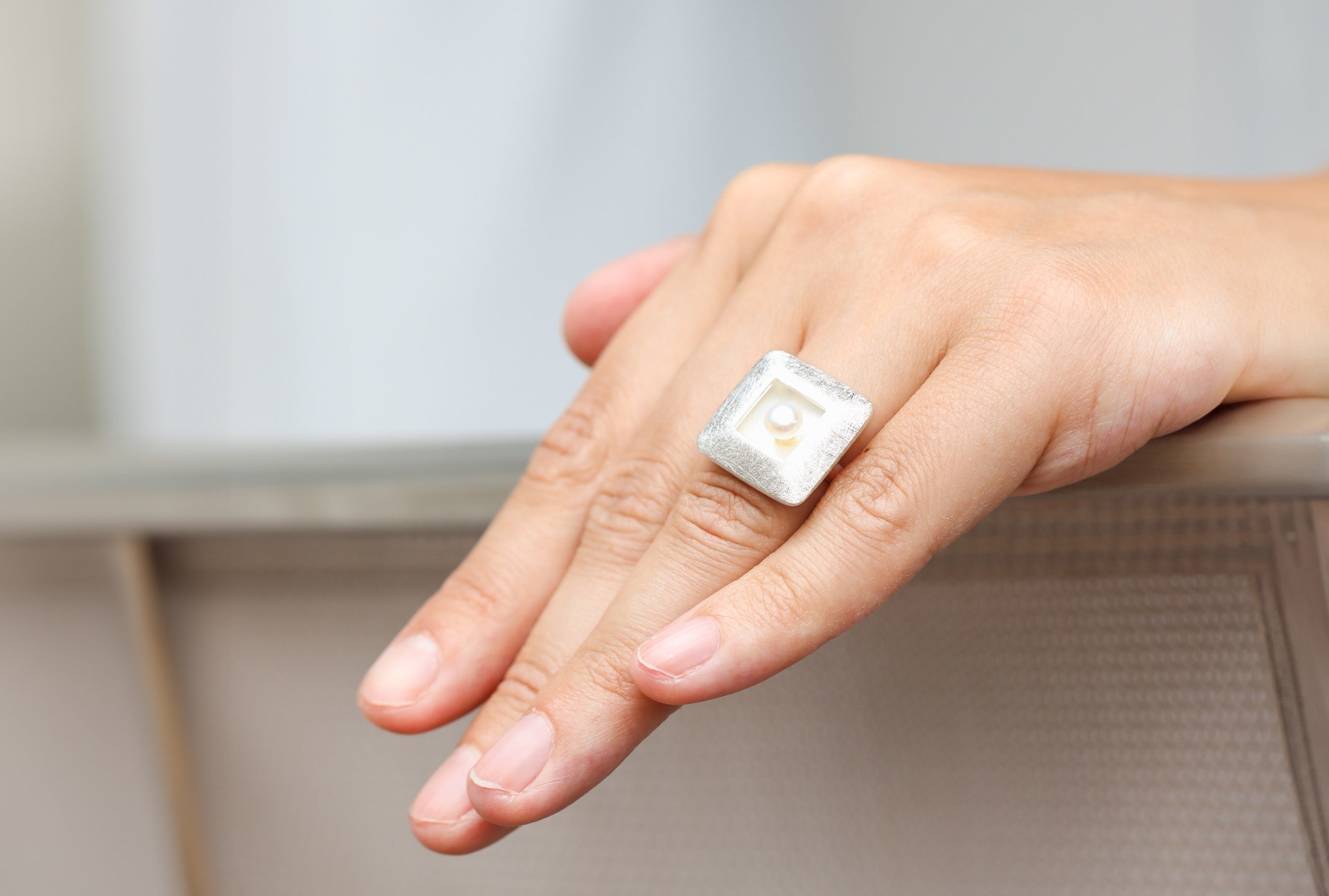 XL Ring "Quadrat mit Perle"