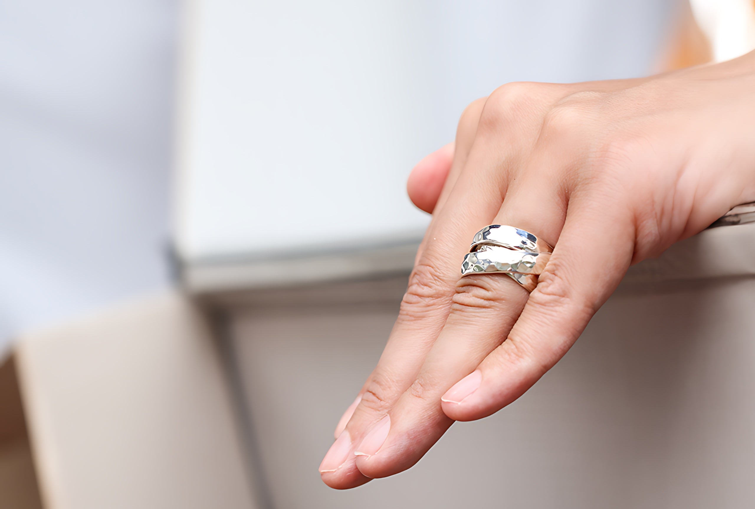 Eleganter Damenring aus Silber in den Größen 64 bis 70 mit drei fest verbundenen Ringschienen. Der Ring ist geschmiedet und hat eine leicht gehämmerte Oberfläche.